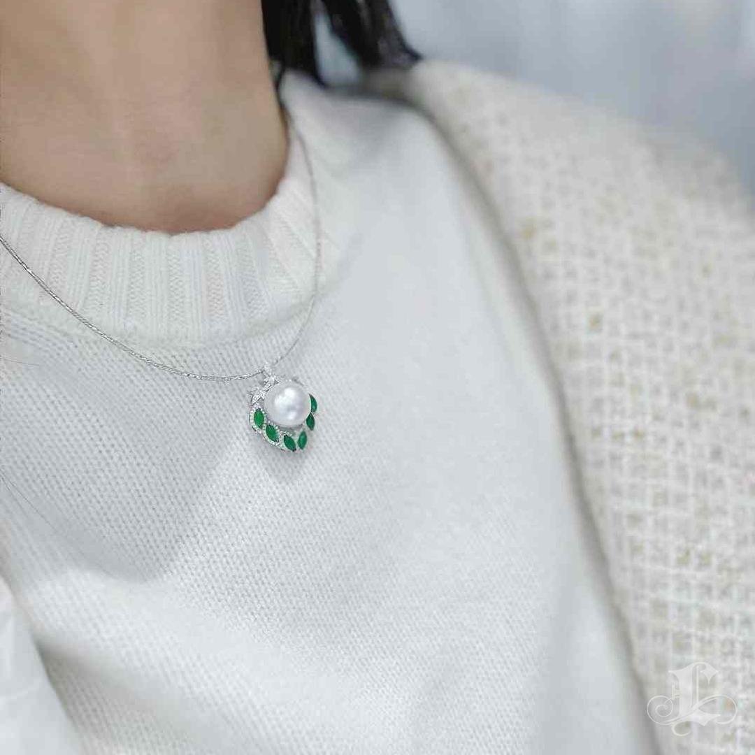 【Jādora】Verdant Bloom Jadeite & South Sea Pearl Earrings and Pendant Set In New Condition For Sale In New York, NY