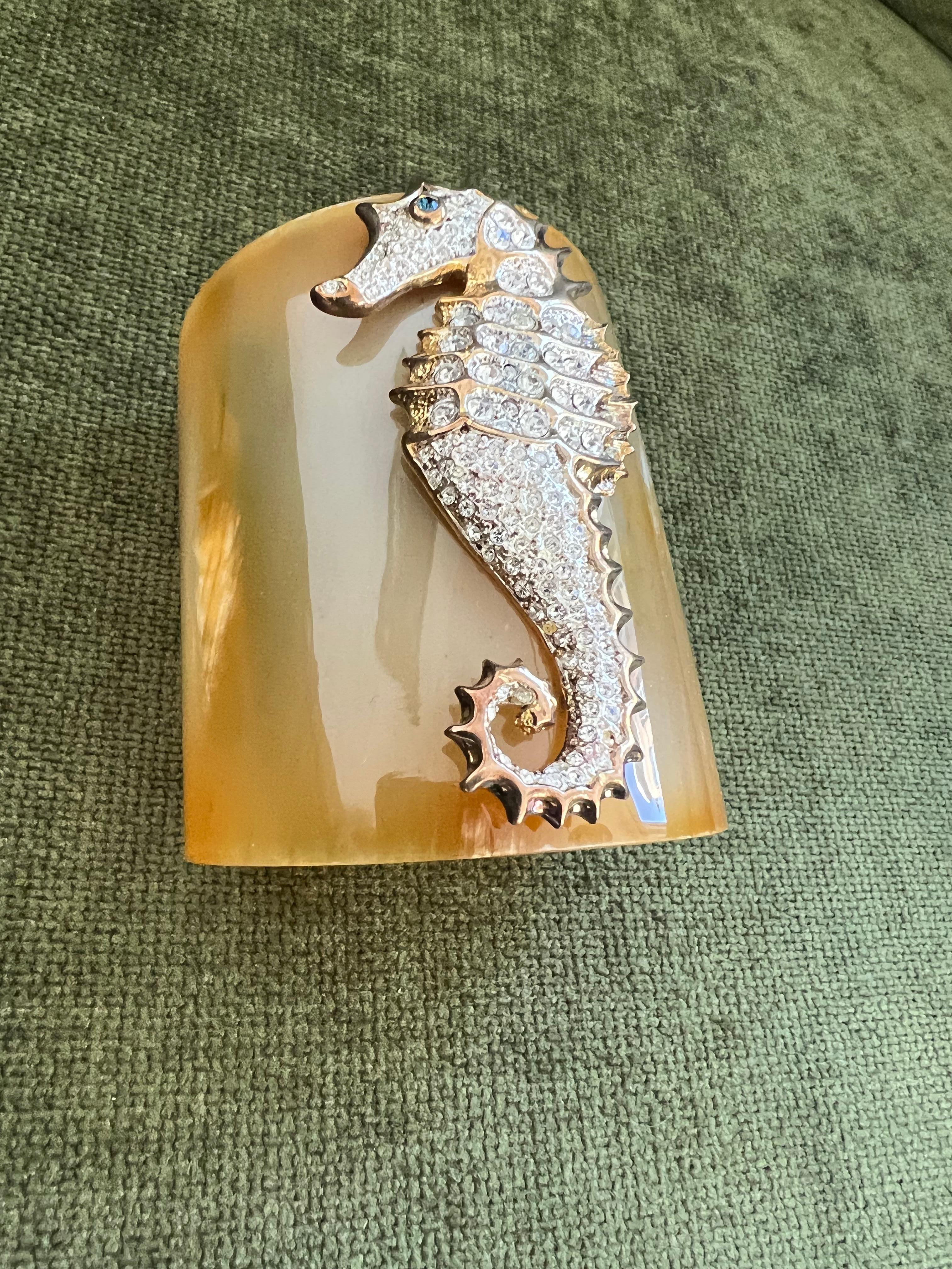 J'adore Les Hippocampes, Bochic Horn Bijoux Cuff In New Condition For Sale In New York, NY