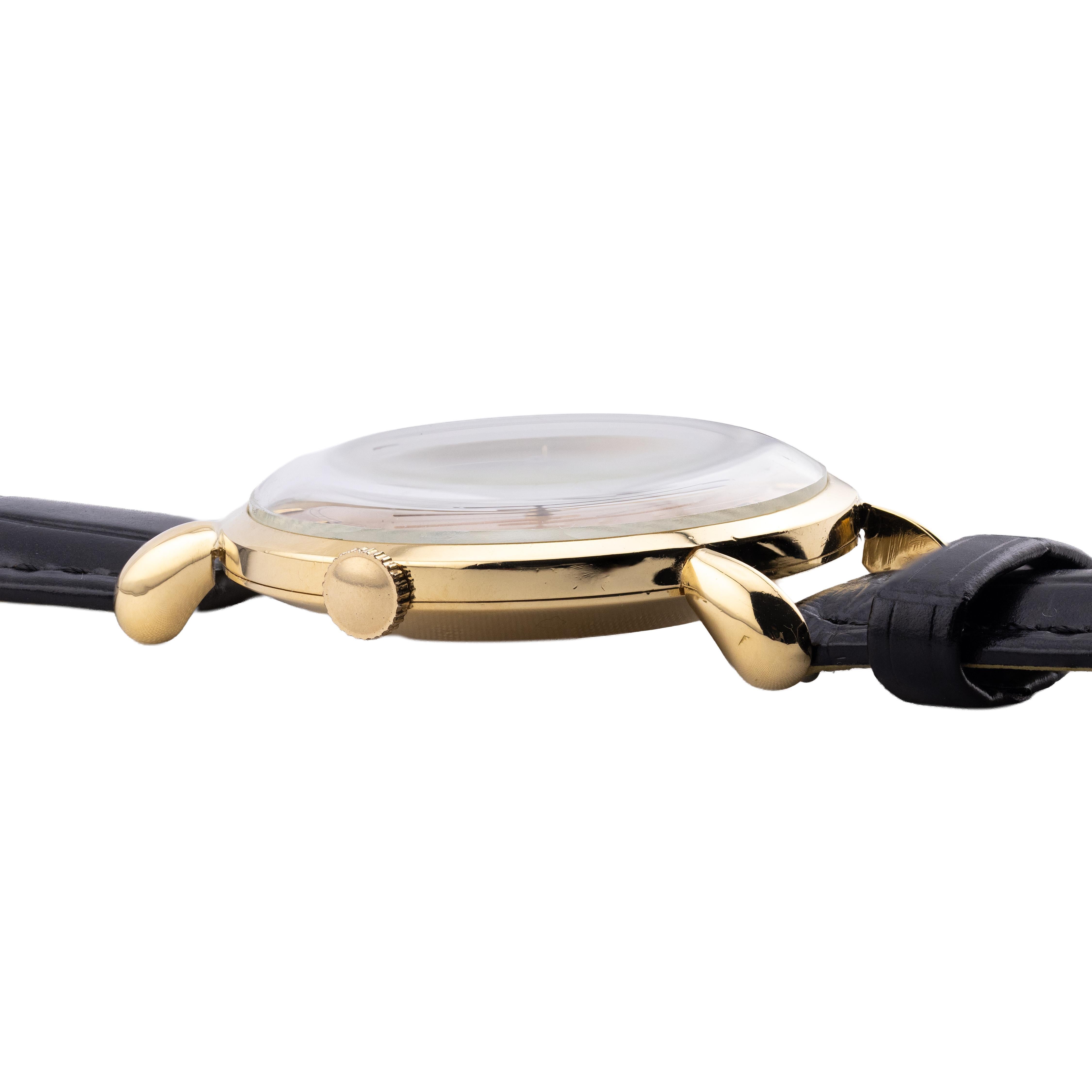 Aston Estate Jewelry stellt vor:

Eine raffinierte Jaeger-LeCoultre Armbanduhr aus dem Jahr 1940, die in der Schweiz hergestellt wurde. 

Dieser Zeitmesser verkörpert die Hingabe von Jaeger-LeCoultre an Eleganz und Handwerkskunst.

Die Uhr hat ein
