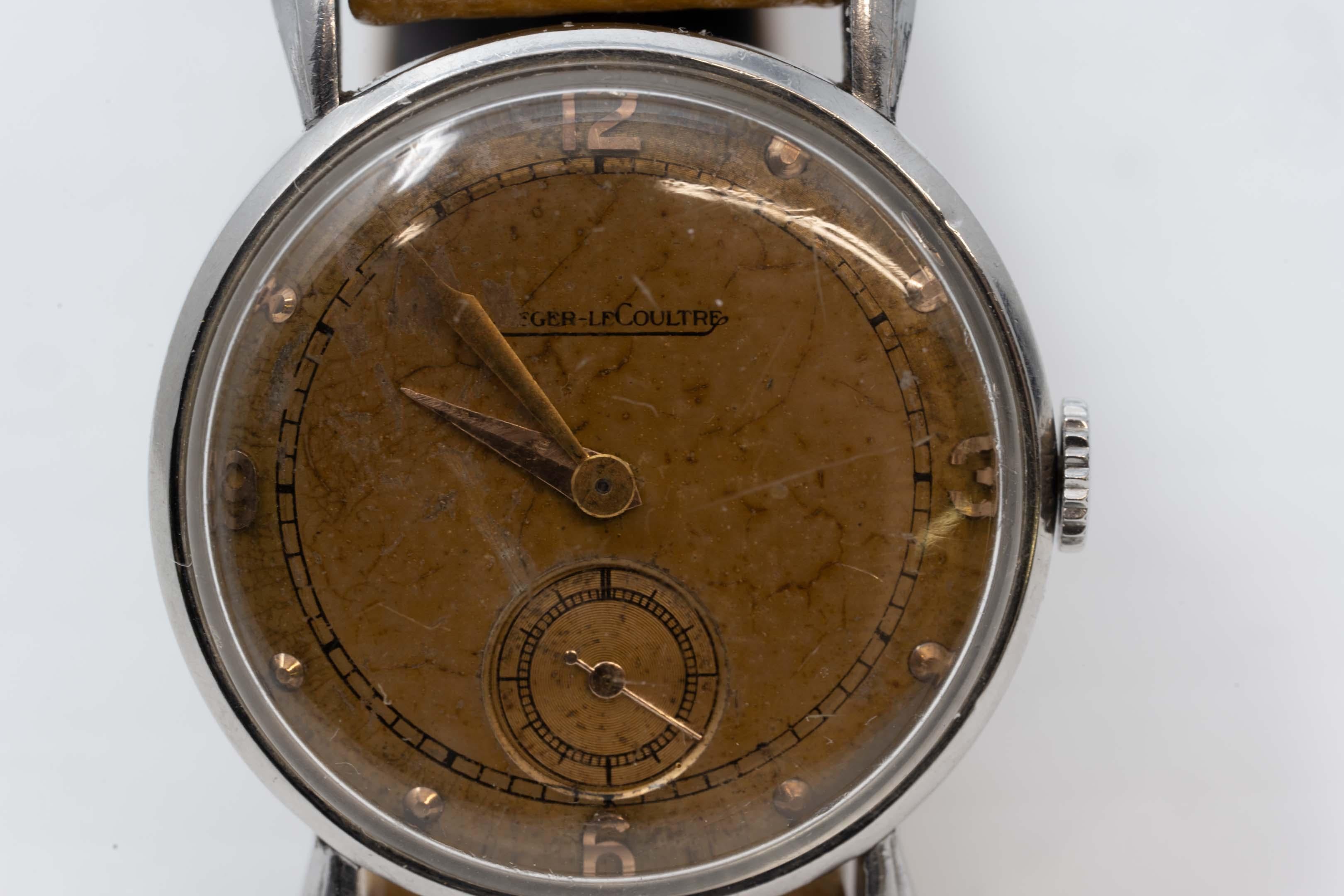Montre-bracelet Jaeger-LeCoultre en acier inoxydable circa 1950, boîtier de taille moyenne 30 mm. Mouvement à remontage manuel en cristal acrylique. Cadran original bicolore de couleur saumon antique, usure visible. Bracelet en cuir, 17 bijoux. En