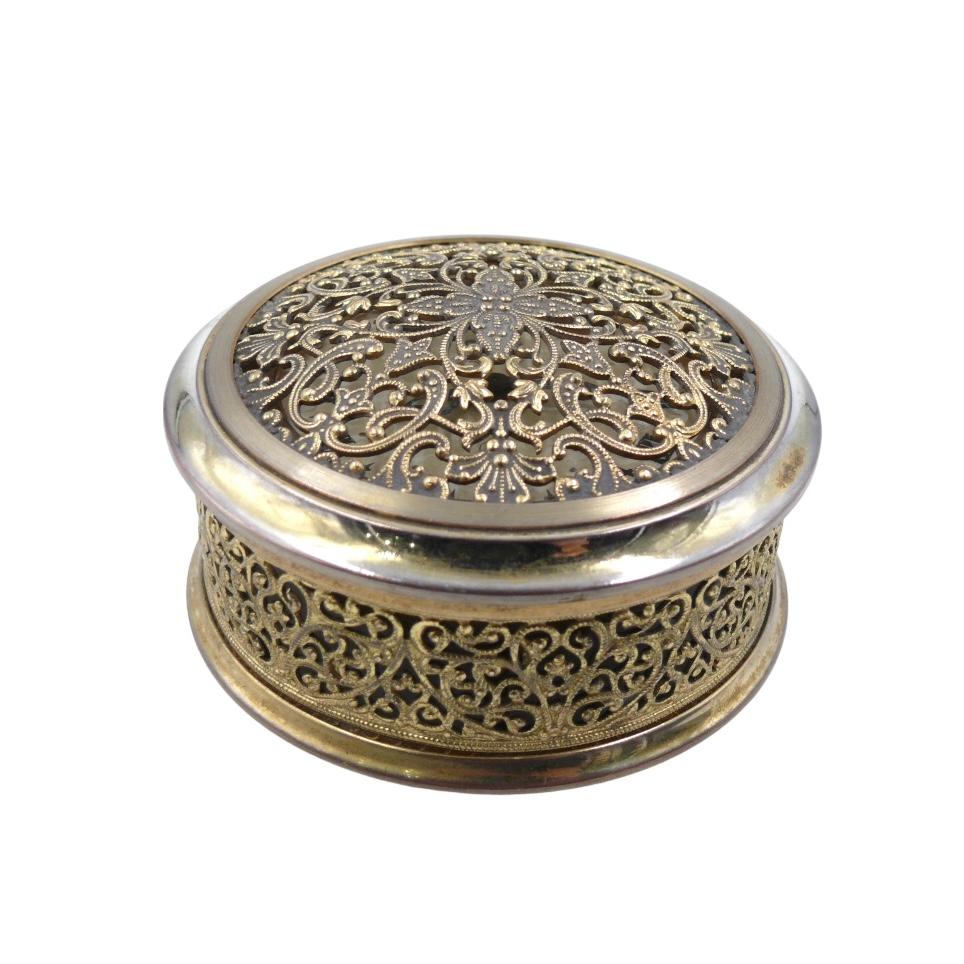 jaeger alarm clock
Model: filigree recital
Origin Switzerland Circa 1960
desk clock
Golden bronze material
8 days of rope 17 jewel
Perfect functioning and excellent condition
Roman numerals in their quadrant
Jaeger-LeCoultre (French pronunciation: