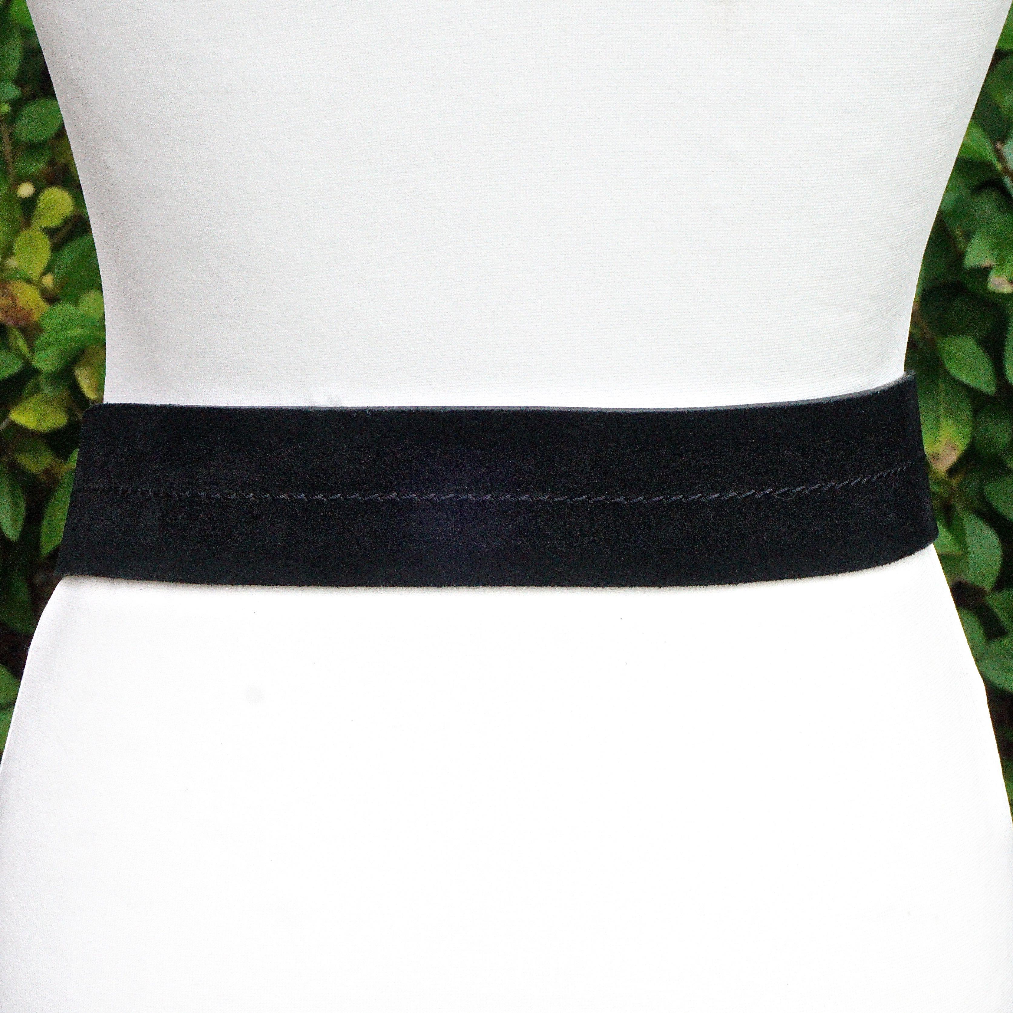 Jaeger Italian Black Suede Leather Belt with Large Hand Painted Flower Buckle In Good Condition In London, GB