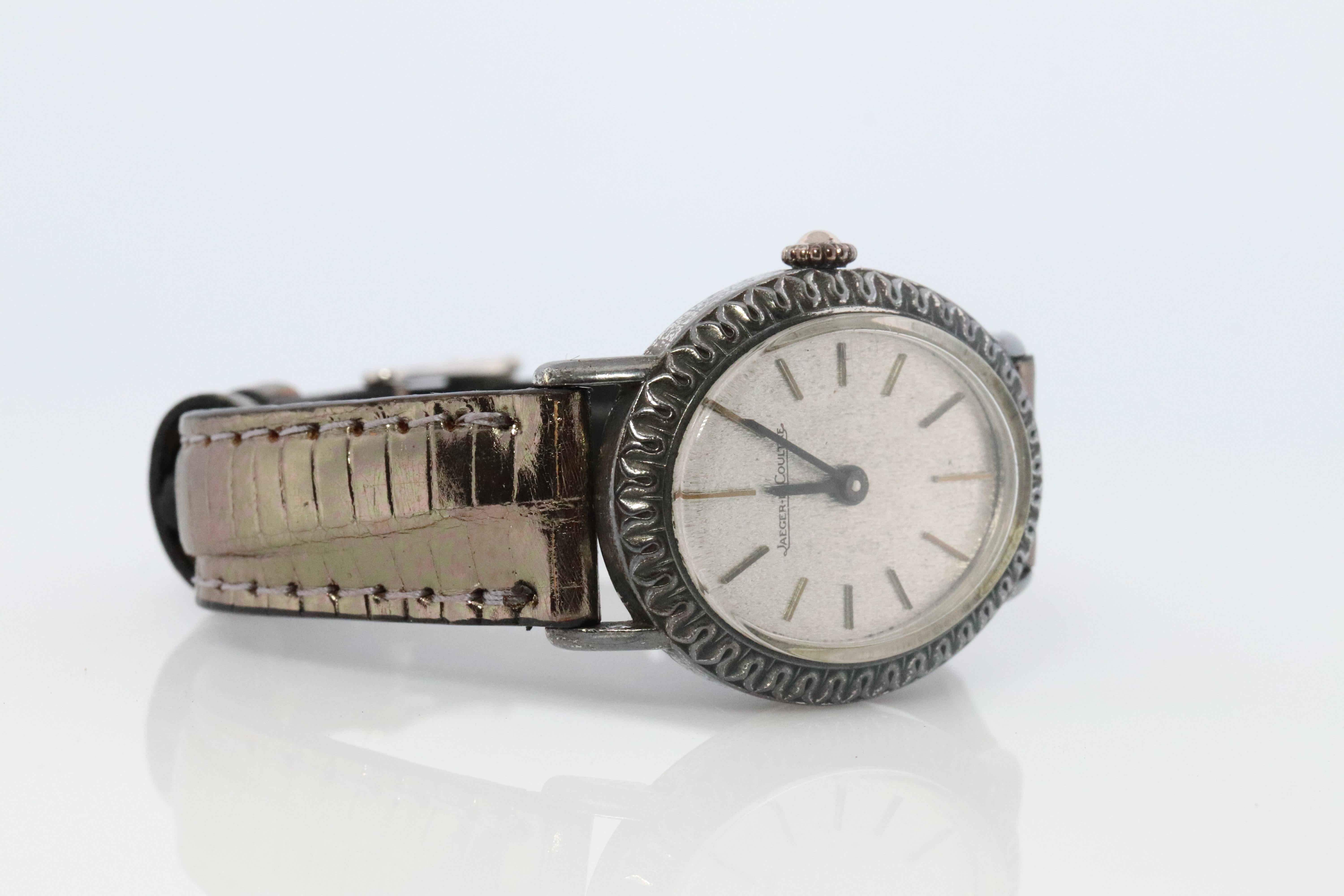 Jaeger-LeCoultre

Véritable montre pour dames.

ref. 9034 - Circa 1970

Étui ovale en argent 925.
Dimensions : 23 mm x 27 mm

Condit : Ternissement de l'étain. Vintage.