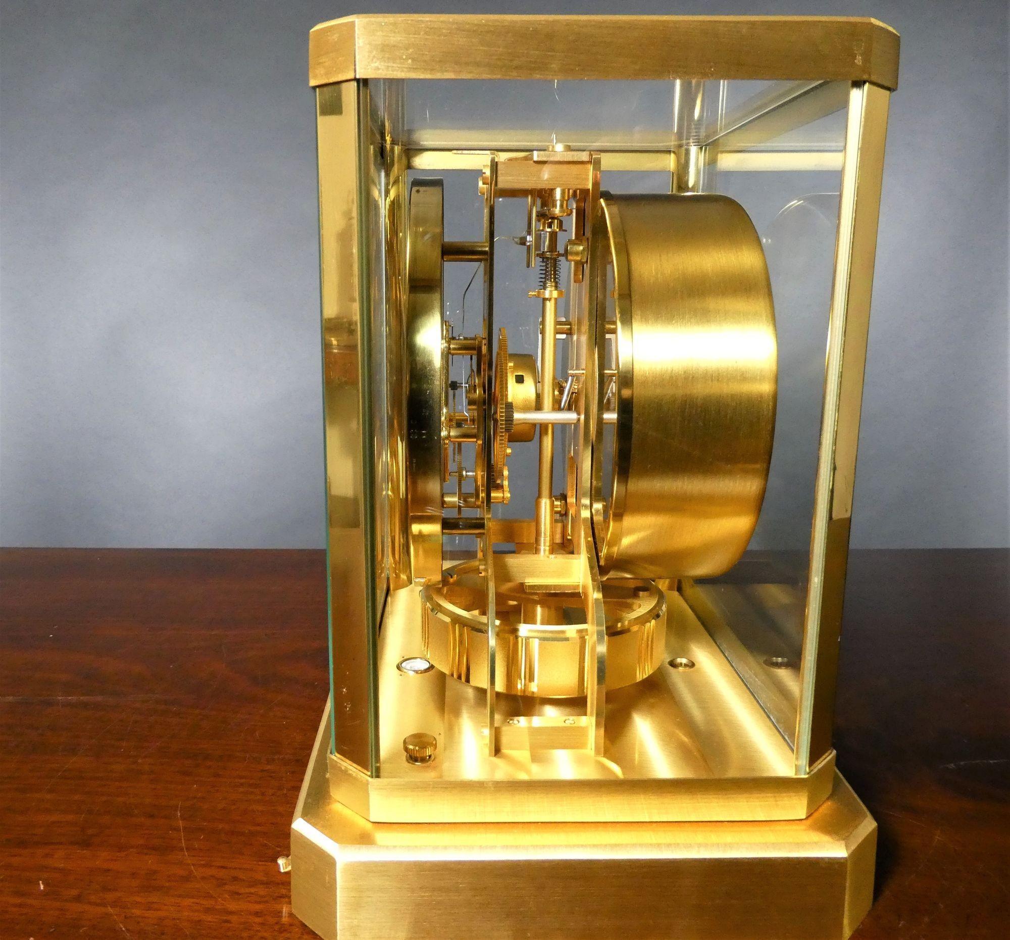 Fin du 20e siècle Horloge Atmos Jaeger-le-coultre avec cadran en lapis-lazuli en vente
