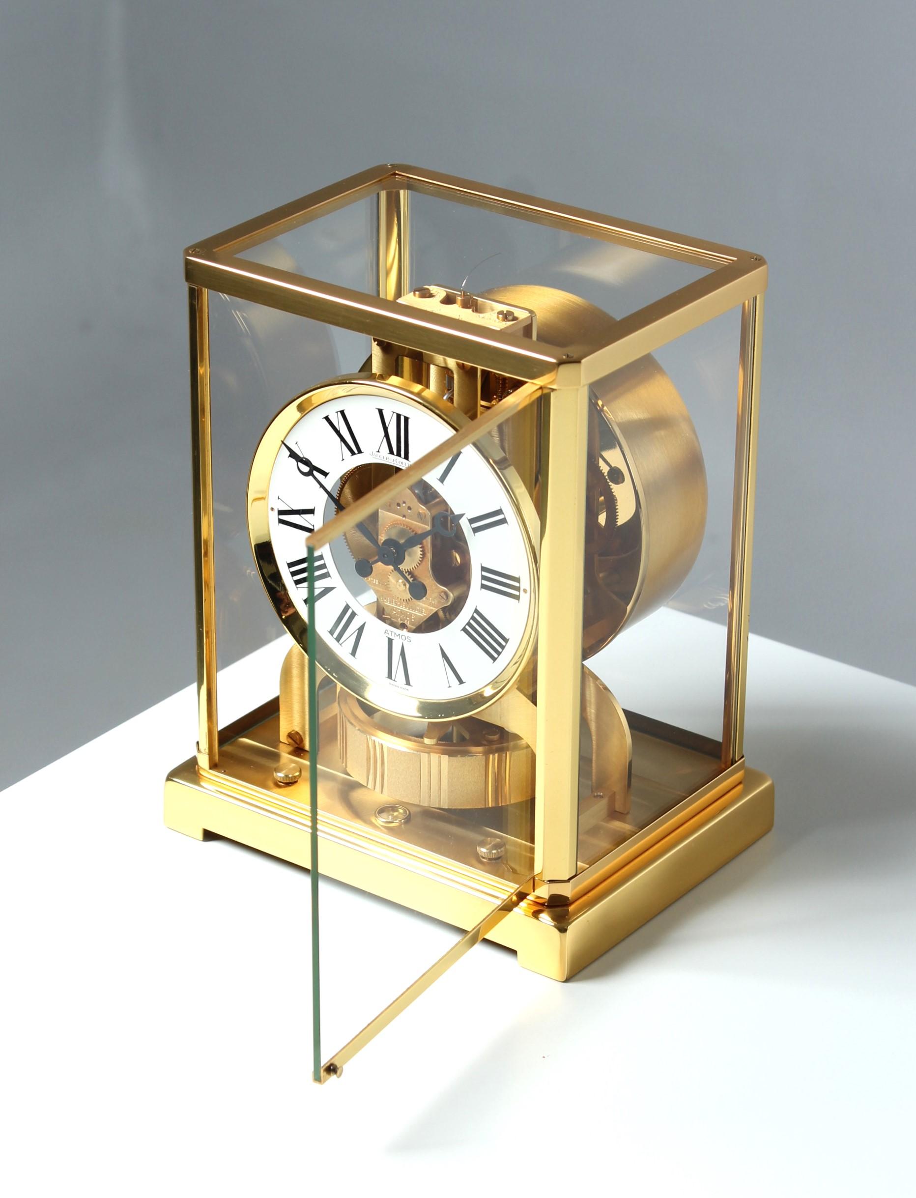 Classic Atmos clock with Roman numerals

Switzerland
Brass gold plated
Year of manufacture 1983

Dimensions: H x W x D: 22 x 18 x 13,5 cm

Description:
Atmos V caliber 526 in gold plated brass case.
White dial ring with Roman numerals and Breguet