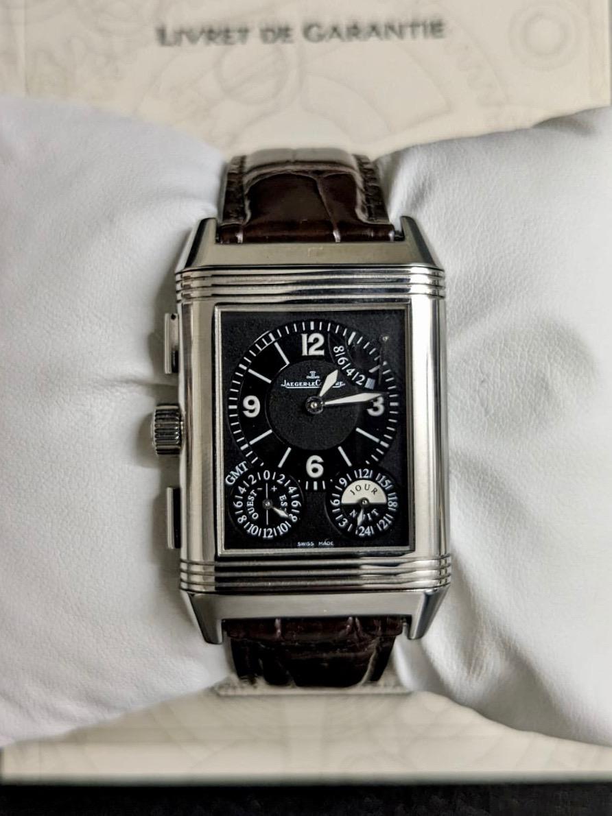 Jaeger Le Coultre Grande Reverso GMT
Référence 240.8.18
Diamètre de 29 mm
Matériau acier et bracelet cuir
Année de production 2000
La montre est livrée avec sa boîte et ses papiers d'origine


