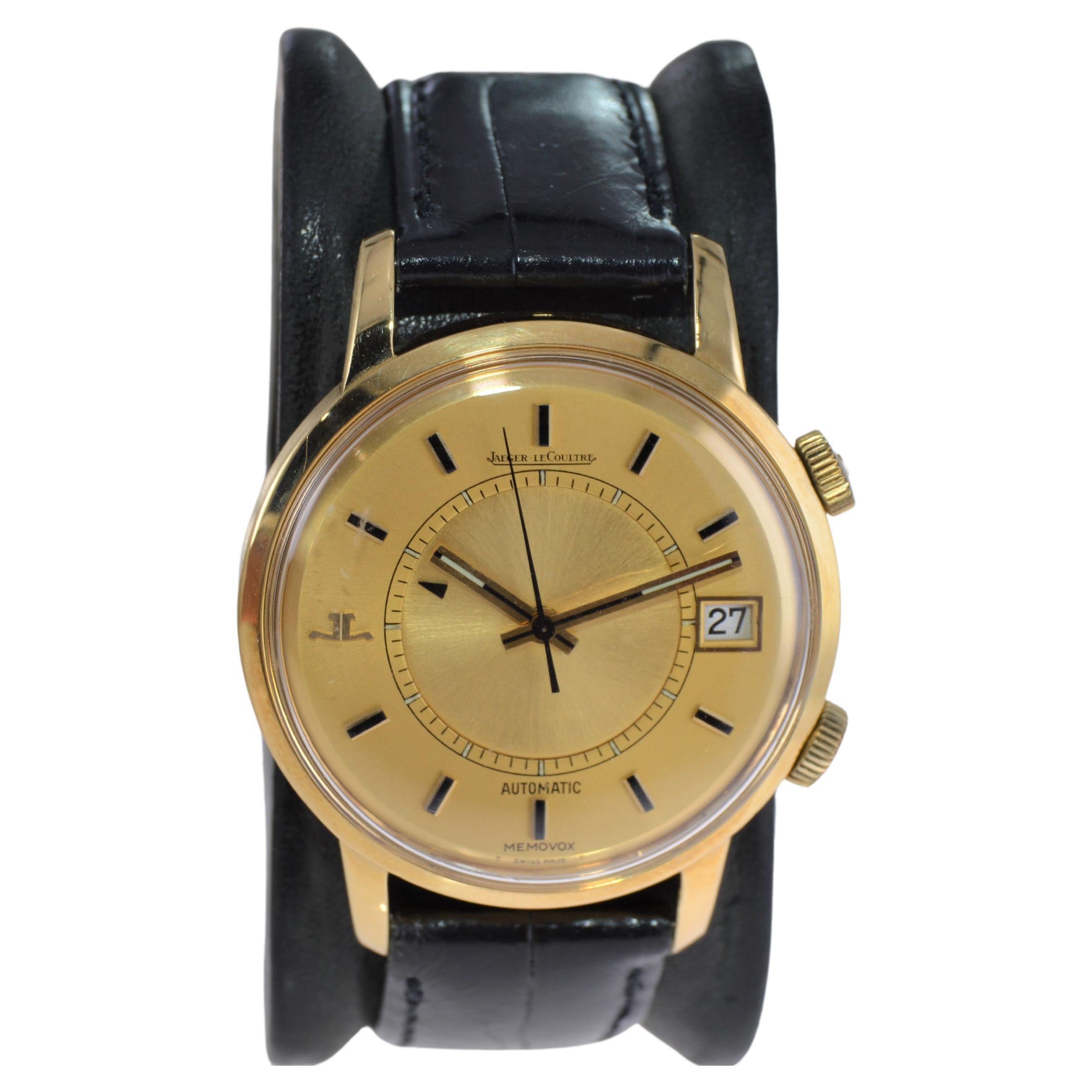 FABRIK / HAUS: Jaeger-LeCoultre
STIL / REFERENZ: Memovox
METALL / MATERIAL: 18Kt. Gelbgold
CIRCA / JAHR: 1960er / 1970er Jahre
ABMESSUNGEN / GRÖSSE: Länge 45mm X Durchmesser 35mm
UHRWERK / KALIBER: Automatikaufzug / 17 Jewels 
ZIFFERBLATT / ZEIGER: