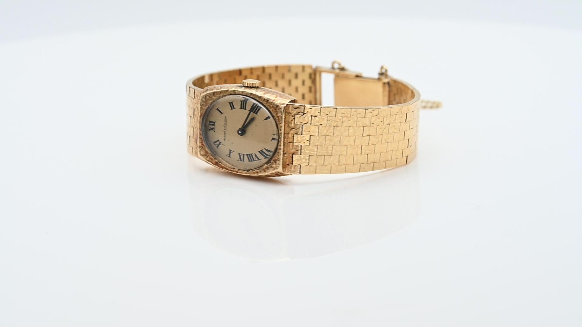 Vintage-Uhr von Jaeger-LeCoultre in Gelbgold aus den 70er Jahren mit Handaufzug.

Manuelles Aufziehen

Abmessungen des Zifferblatts: 21 x 17 mm (8,3 x 6,7 Zoll)

Länge des Armbands: 16,5 cm (6,5 inch) + Sicherheitskette

18 Karat Gelbgold,