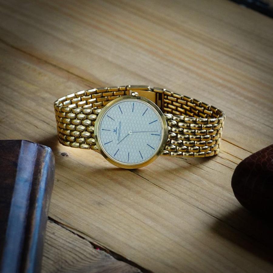 Jaeger- LeCoultre Vintage 18K Yellow Gold Quartz ultra-thin men's wristwatch. 

Made in Switzerland,  Ca. 1980's  
The watch is with gold dial and original bracelet. 
No box or papers. 

Gender: Men's  
Serial Number: 1620708  
Case size: 33 mm