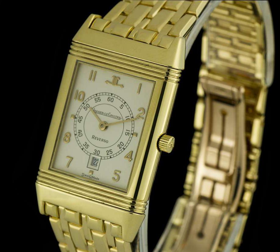 A 23 mm 18k yellow gold unisex wristwatch, from the Reverso collection, featuring a white dial with applied arabic numbers, date indicator at 6 o'clock, central 60 minute railtrack, sapphire crystal and a fixed 18k yellow gold polished bezel.

The