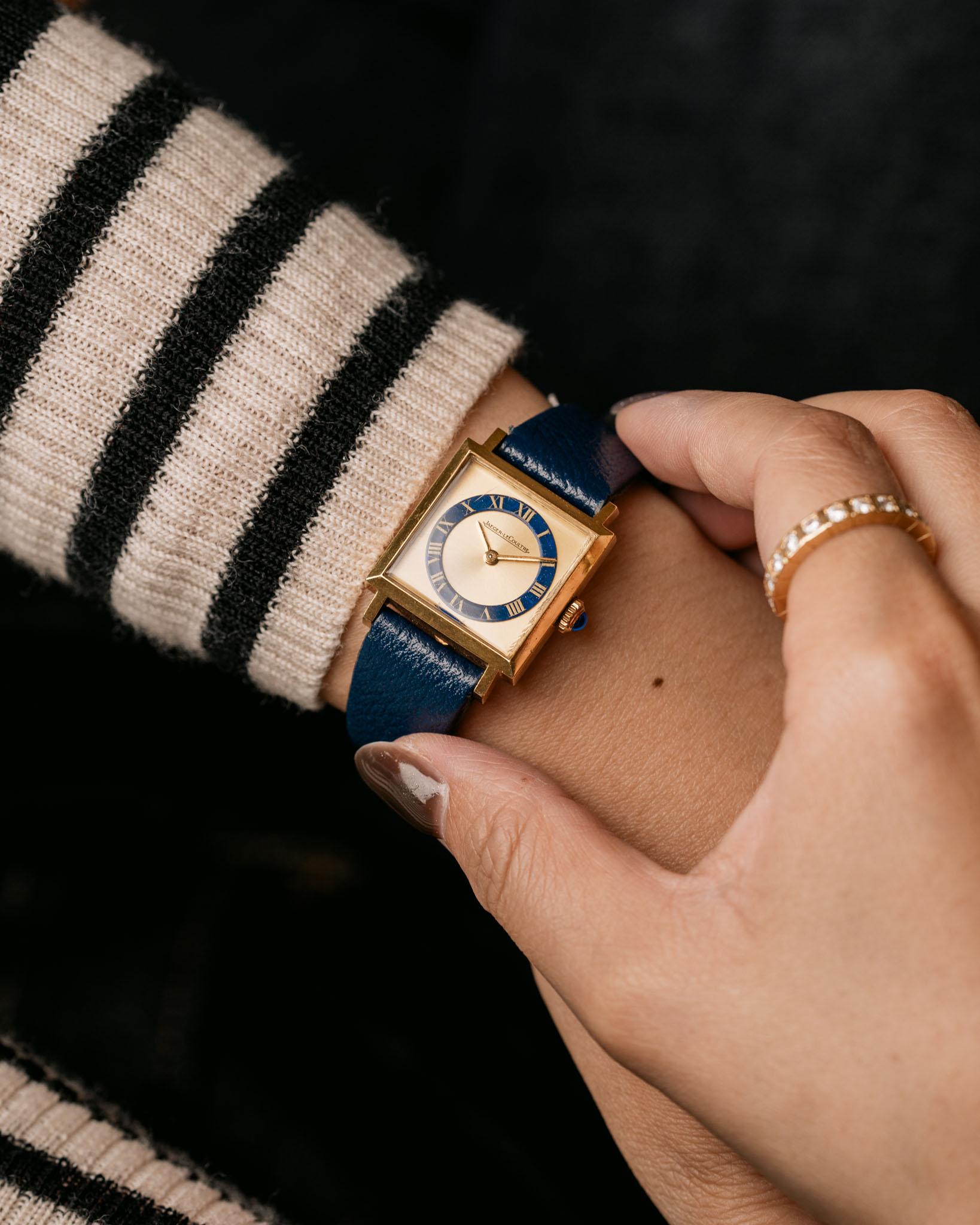 Jaeger-LeCoultre 6003 Ladies Square Tank Lapis Champagne 18k Gelbgold 1970s

SKU 1730

Diese elegante und strahlende Jaeger-LeCoultre Ref. 6003 aus den 1970er Jahren zeigt die unverwechselbare Kunstfertigkeit der Marke in Form und MATERIAL. Das