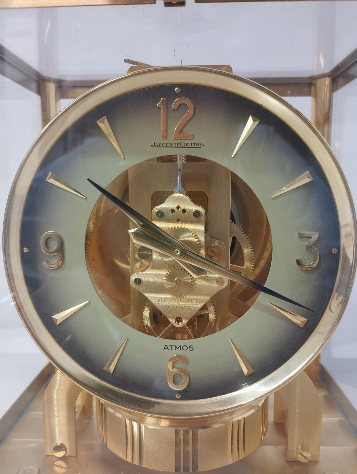 Stunning Jaeger-Le Coultre Atmos 528-8 watch
Table or wall clock thanks to an important and rare support.
In perfect working order and in splendid condition, both case and movement
A true gem for enthusiasts and collectors
Perpetual motion, Caliber