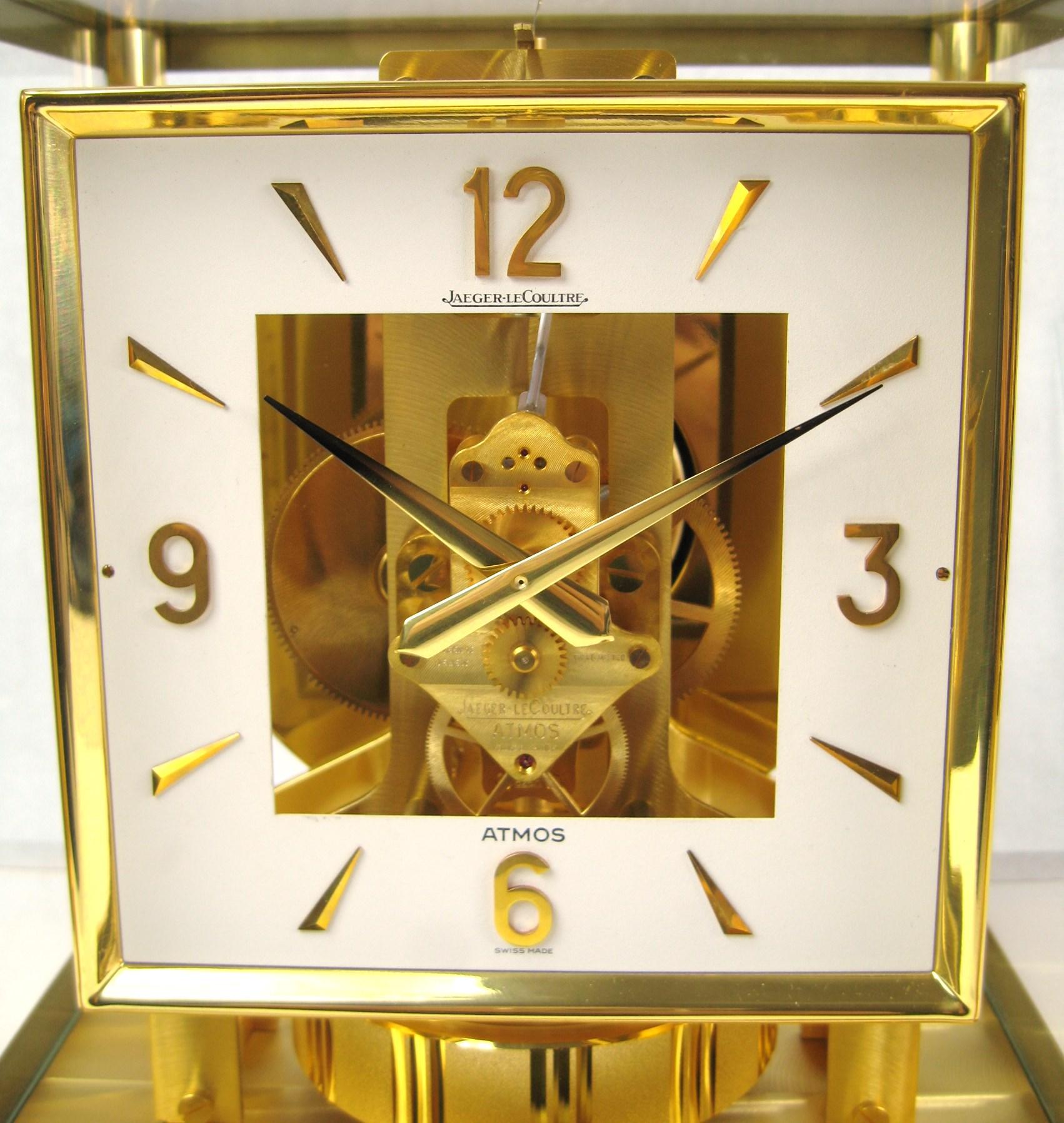 Jaeger-LeCoultre Atmos Clock
Horloge de table Elle fonctionne correctement. mouvement perpétuel, calibre 528-8
Le cadran est carré. Matériaux : laiton plaqué or et verre.
La patine est dorée et présente une légère usure naturelle. L'état général est