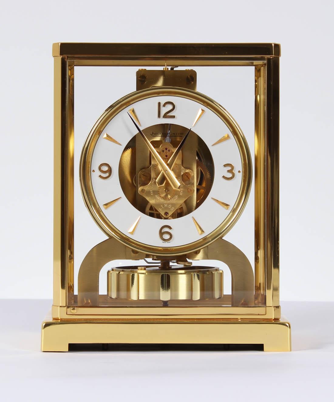 Jaeger-LeCoultre - Atmos Classic Clock, cal. 526

Switzerland
brass gold-plated
Year of manufacture 1966

Dimensions: H x W x D 22 x 18 x 13,5 cm

Description:
Atmos V Caliber 526 in a gold-plated brass case.
Classic white dial ring with