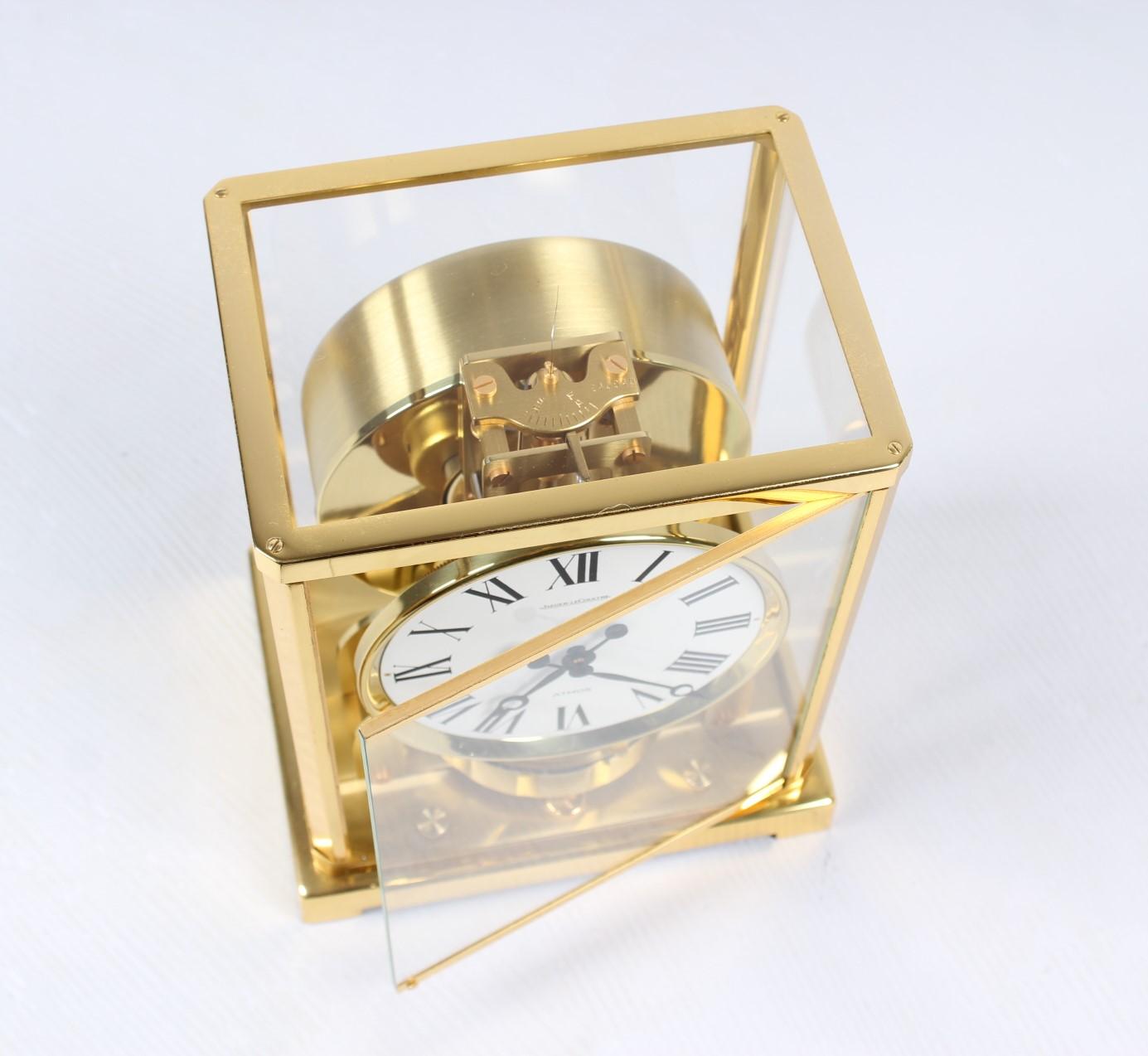Jaeger-LeCoultre - Atmos Classic clock, cal. 526

Switzerland
brass gold-plated
Year of manufacture 1967

Dimensions: H x W x D 22 x 18 x 13.5 cm

Description:
Atmos V Caliber 526 in a gold-plated brass case.
Classic white dial with Roman