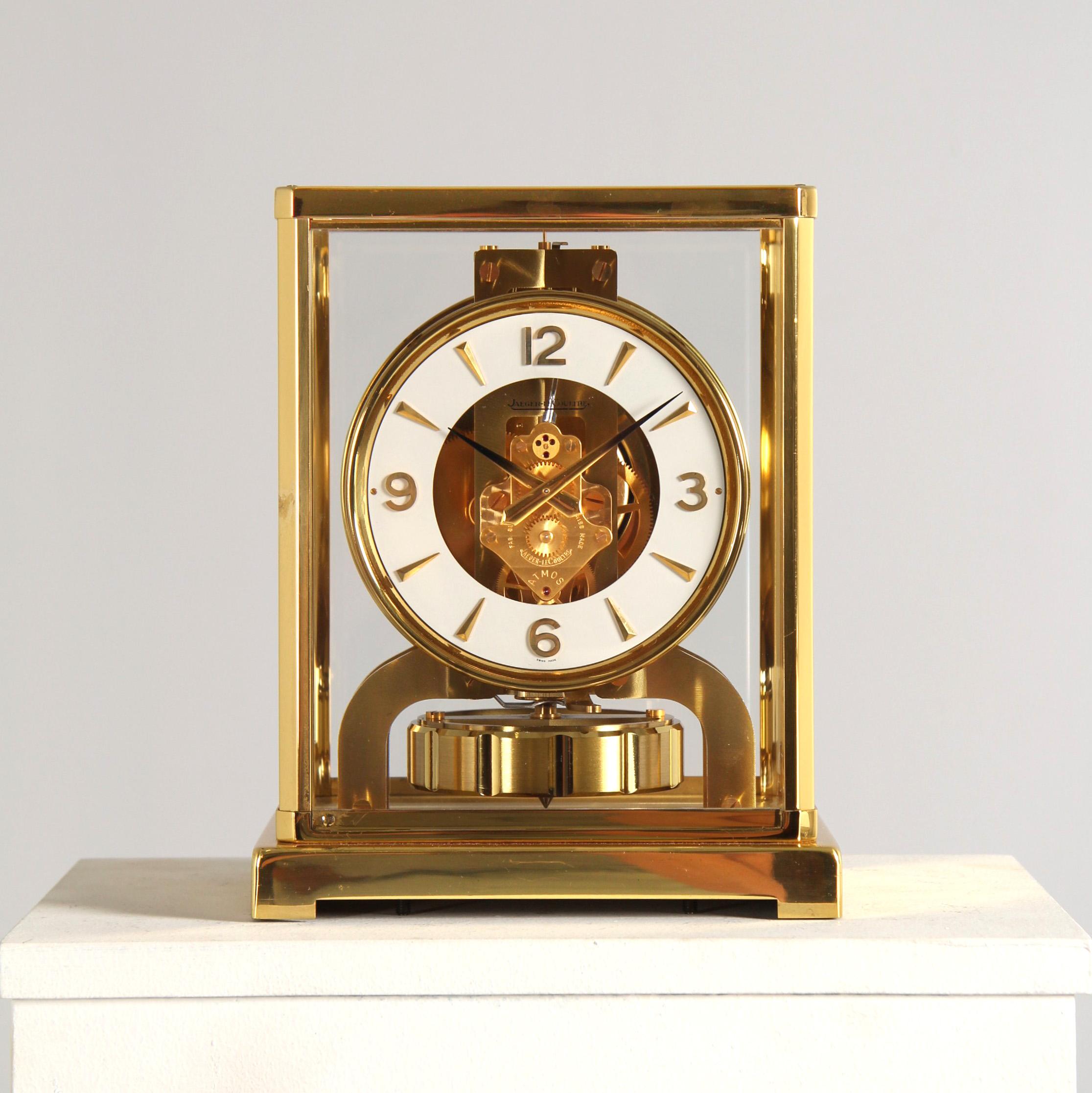 Jaeger-LeCoultre - Atmos V Classique

Svizzera
Ottone placcato oro
Anno di produzione 1965

Dimensioni: H. x L. x P: 22 x 18 x 13,5 cm

Descrizione:
Calibro Atmos V 526 con cassa in ottone placcato oro.
Quadrante classico bianco con numeri