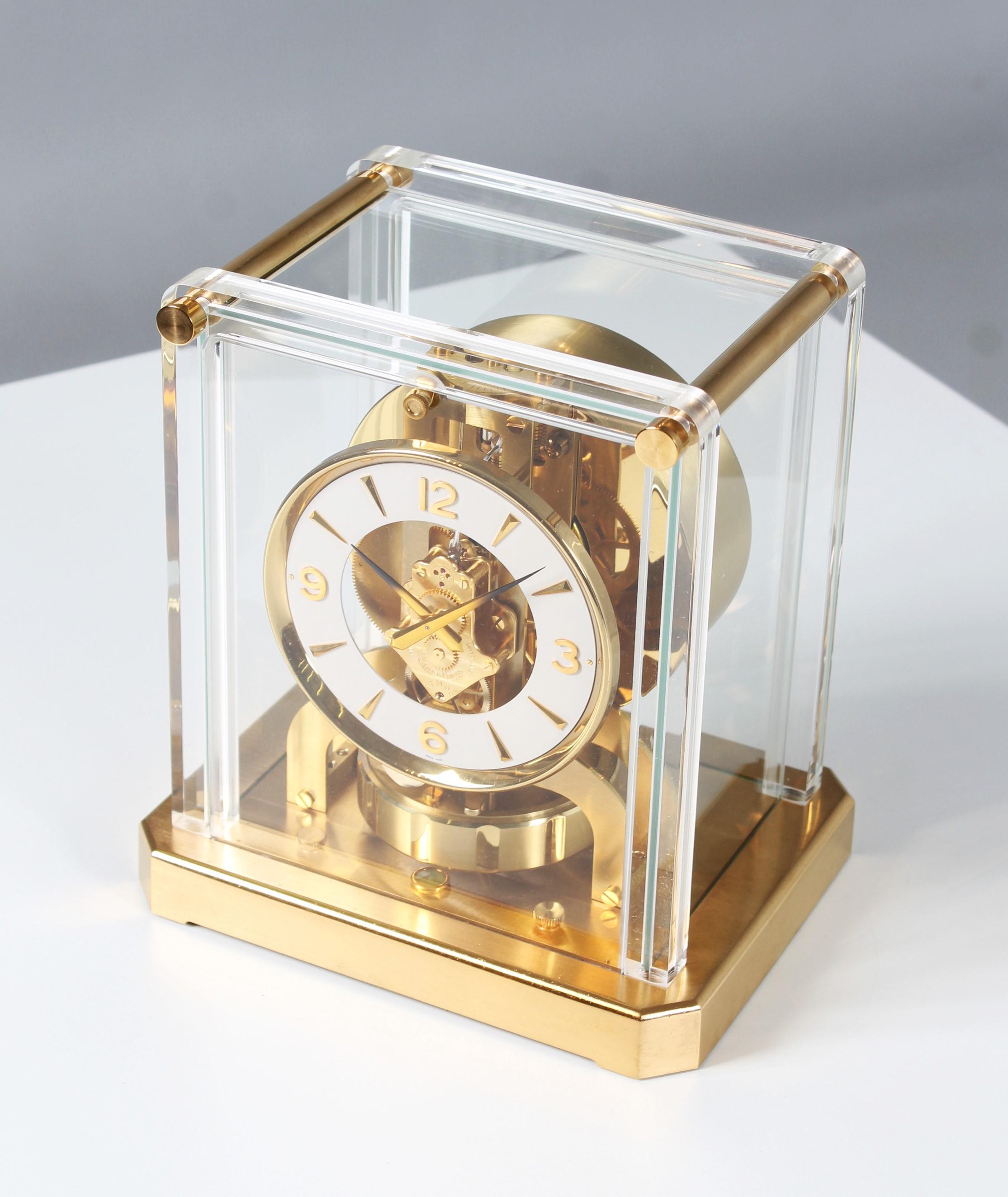 Jaeger LeCoultre Atmos watch in plexiglass case

Switzerland
Brass, plexiglass
Year of manufacture 1958

Dimensions: H x W x D: 23,5 x 20,5 x 16 cm

Description:
Atmos caliber 526 in glass/plexiglass case with gold plated base and crossbars.
White