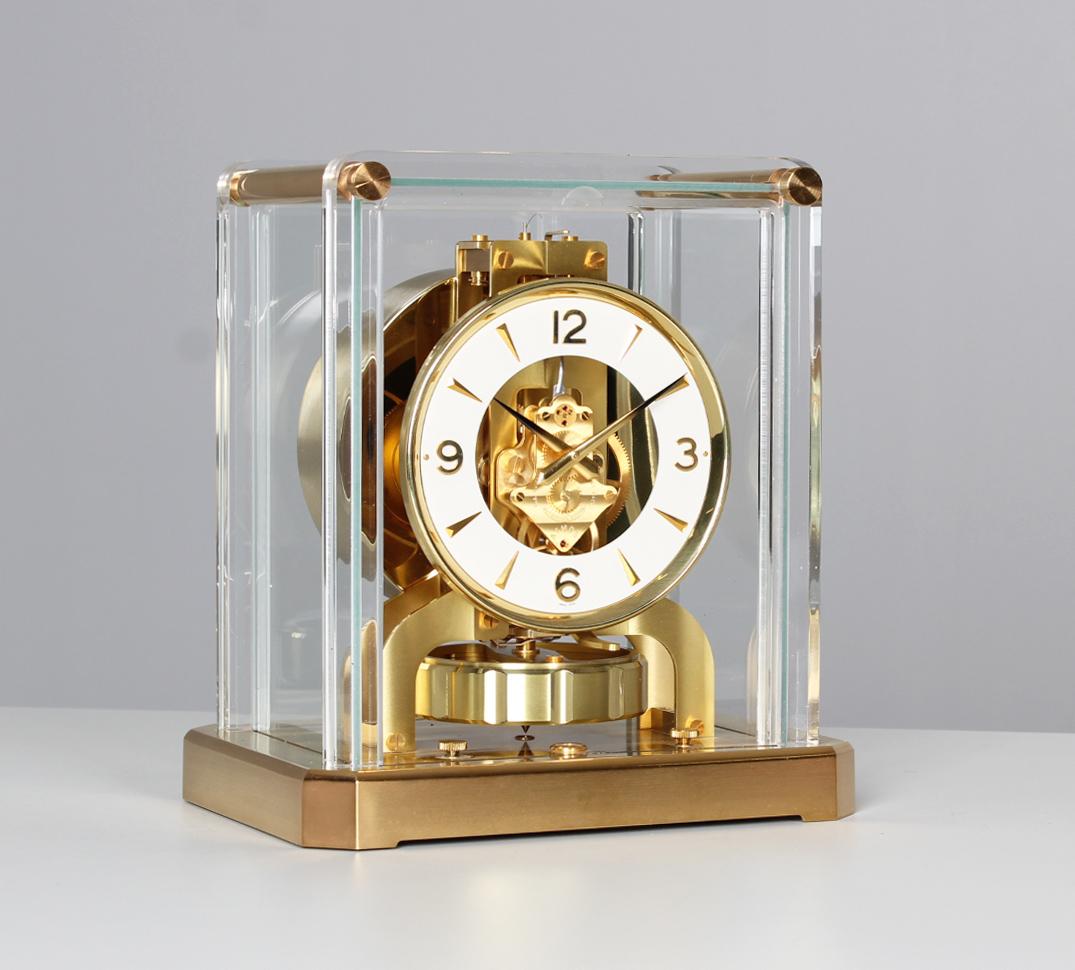 Jaeger LeCoultre - Atmos dans le tabernacle original

Suisse
laiton plaqué or, verre, plexiglas
Année de fabrication : 1963

Dimensions : H x L x P : 23,5 x 20,5 x 16 cm

Description :
Calibre Atmos 526 dans un boîtier en verre/plexiglas