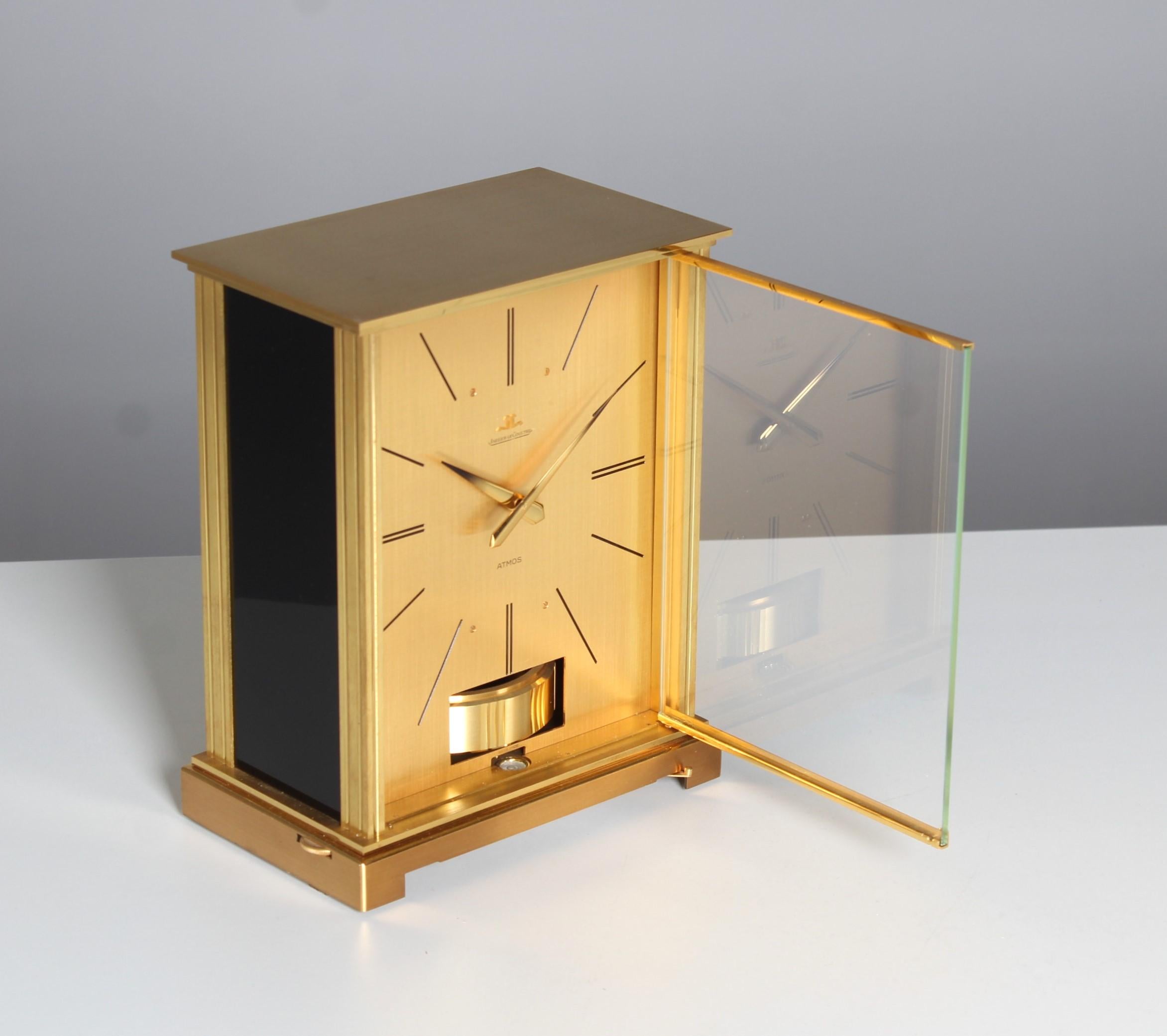 Jaeger-LeCoultre Atmos-Uhr

Schweiz
Messing vergoldet
Jahr der Herstellung 1967

Abmessungen: H x B x T: 22 x 17 x 11 cm

Beschreibung:
Atmos VII in vergoldetem Messinggehäuse mit schwarz lackierten Seiten und mattgoldenem, gebürstetem
