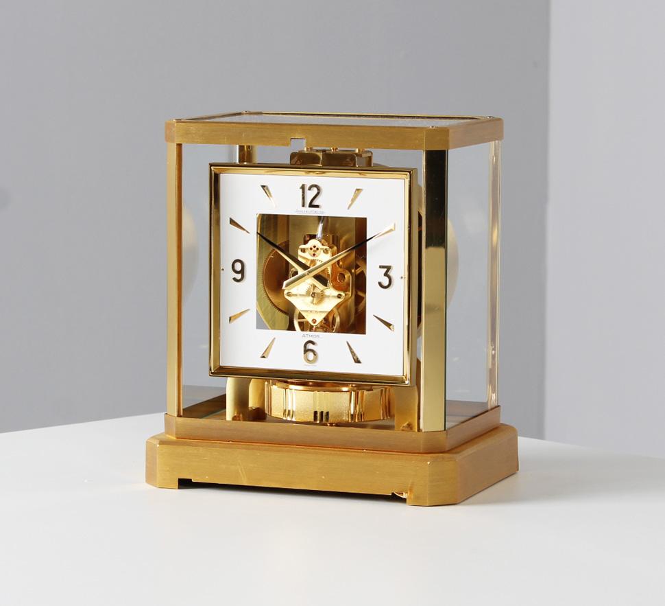 Jaeger LeCoultre - Atmos with square dial

Switzerland
Brass gold plated
Year of manufacture 1970

Dimensions: H x W x D: 23 x 21 x 16 cm

Description:
Atmos VIII in matte brushed gold plated case with polished stands. Rotating pendulum
