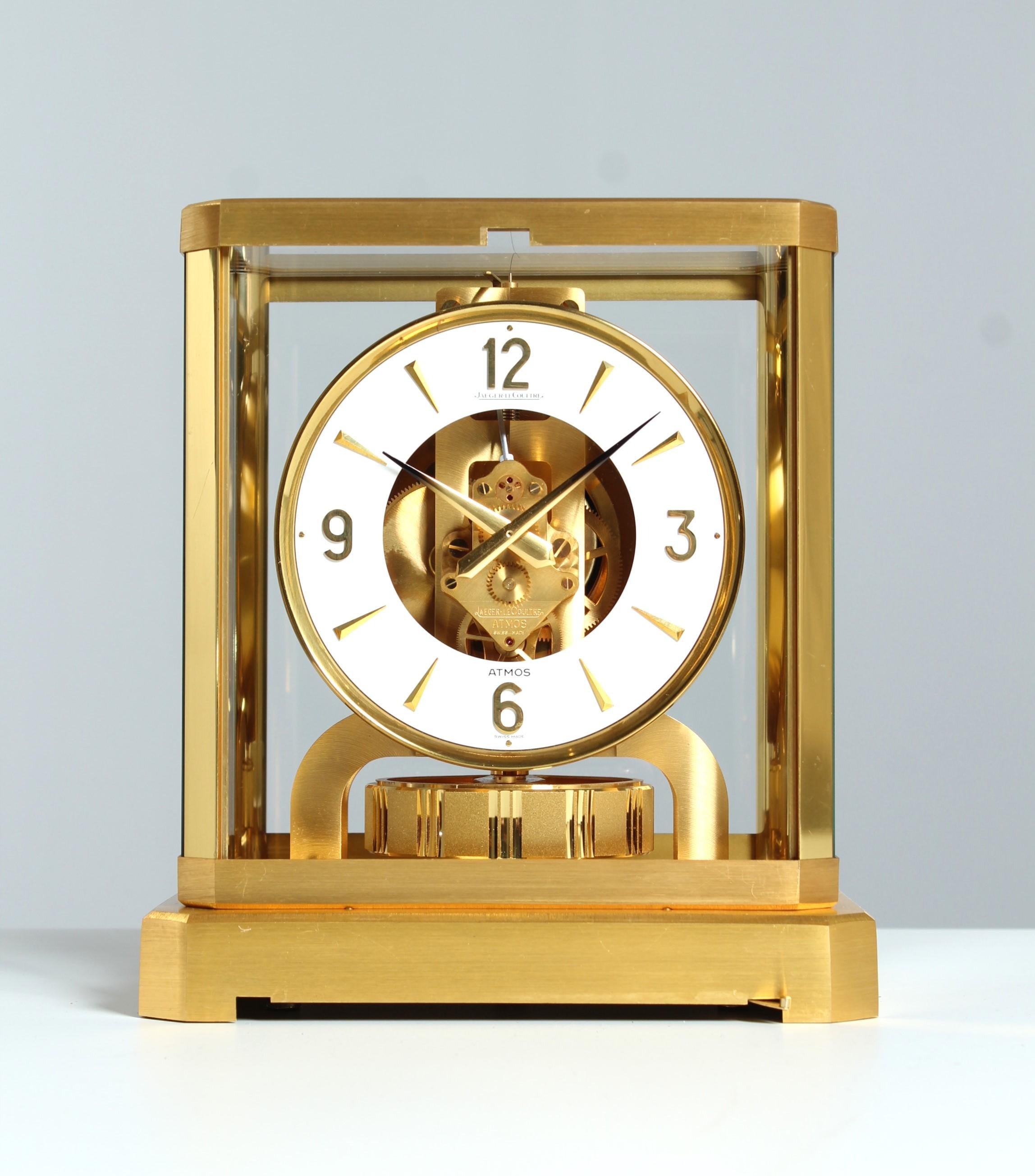Jaeger LeCoultre - Atmos in Classic design from 1974

Switzerland
Brass gold plated
Year of manufacture 1974

Dimensions: H x W x D: 23 x 21 x 16 cm

Description:
Atmos VIII in matt brushed gold-plated case with polished stands. Rotating