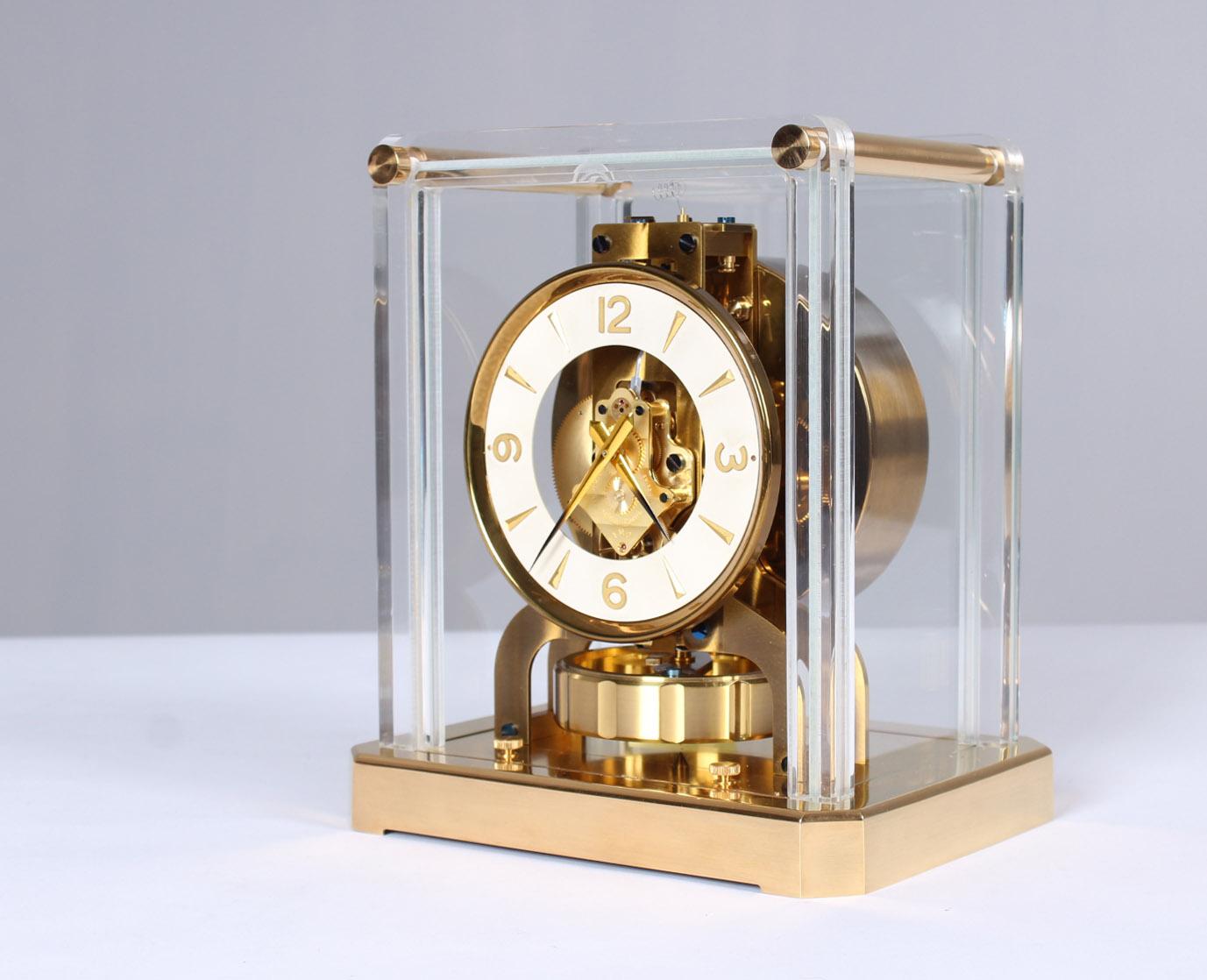 Jaeger-LeCoultre - Plexiglass

Switzerland
brass gold-plated
Year of manufacture 1956

Dimensions: H x W x D: 23,5 x 20,5 x 16 cm


White dial with Arabic Numbers. 