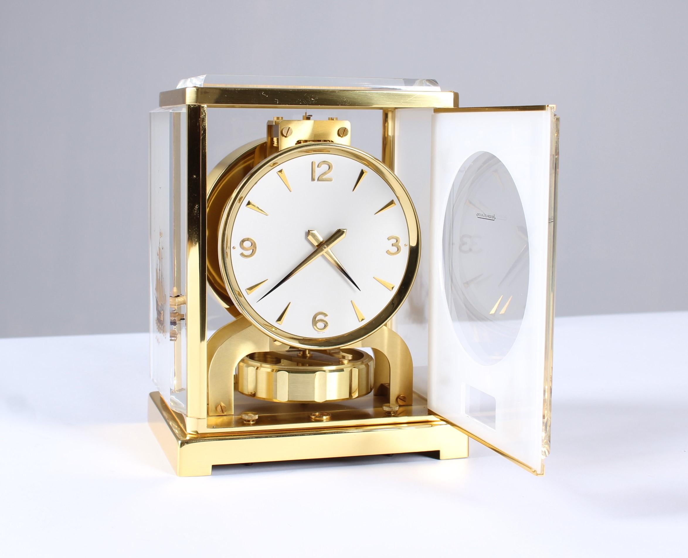 Switzerland
Brass, plexiglass
Year of manufacture 1964

Dimensions: H x W x D: 22.5 x 18 x 13.5 cm

Description:
The Atmos V caliber 526 is produced in various special models. The model 