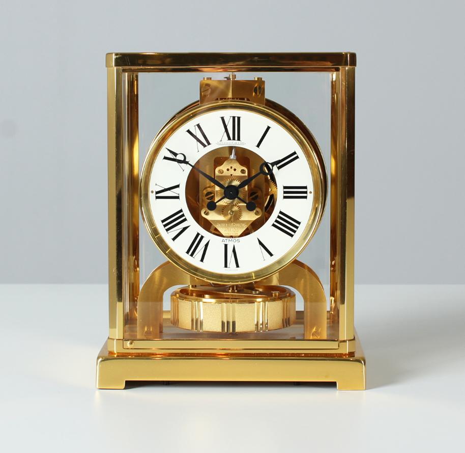 Atmos clock with roman numerals

Switzerland
Brass gold plated
Year of manufacture 1978

Dimensions: H x W x D: 22 x 18 x 13,5 cm

Description:
Atmos V caliber 526 in gold plated brass case.
White dial ring with roman numerals.
Serial