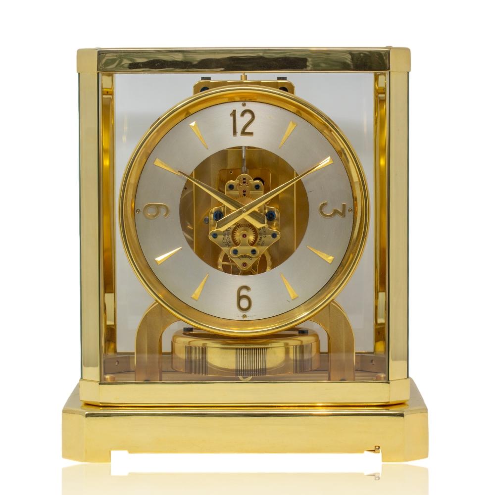 Entièrement dépouillé, nettoyé et entretenu

Dans notre collection Horloges, nous avons le plaisir de vous proposer cette horloge Jaeger-LeCoultre Atmos. L'horloge Atmos est dotée d'un boîtier à quatre dômes en verre et de coins inclinés, sur le