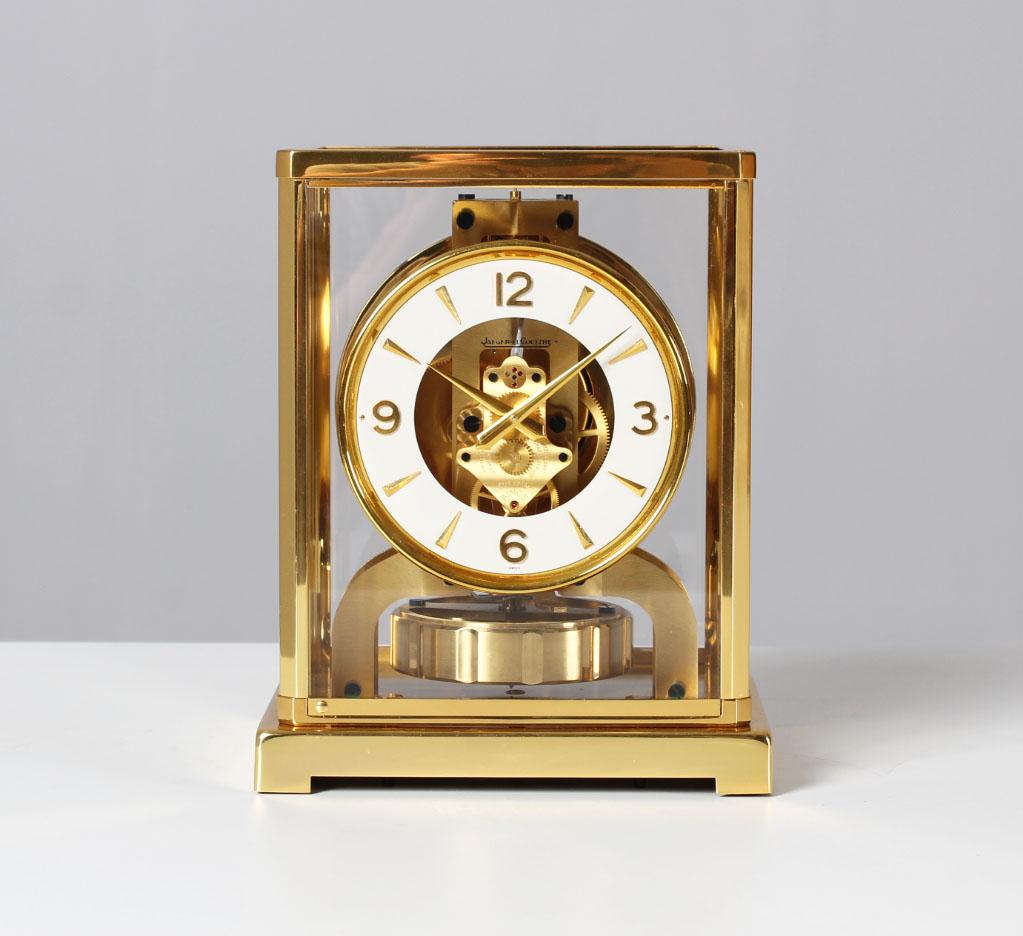 Jaeger LeCoultre - Atmos Clock V Classique

Switzerland
Brass gold plated
Year of manufacture 1955

Dimensions: H x W x D: 22 x 18 x 13,5 cm

Description:
Atmos V caliber 526 in gold plated brass case.
Classic white dial ring with Arabic