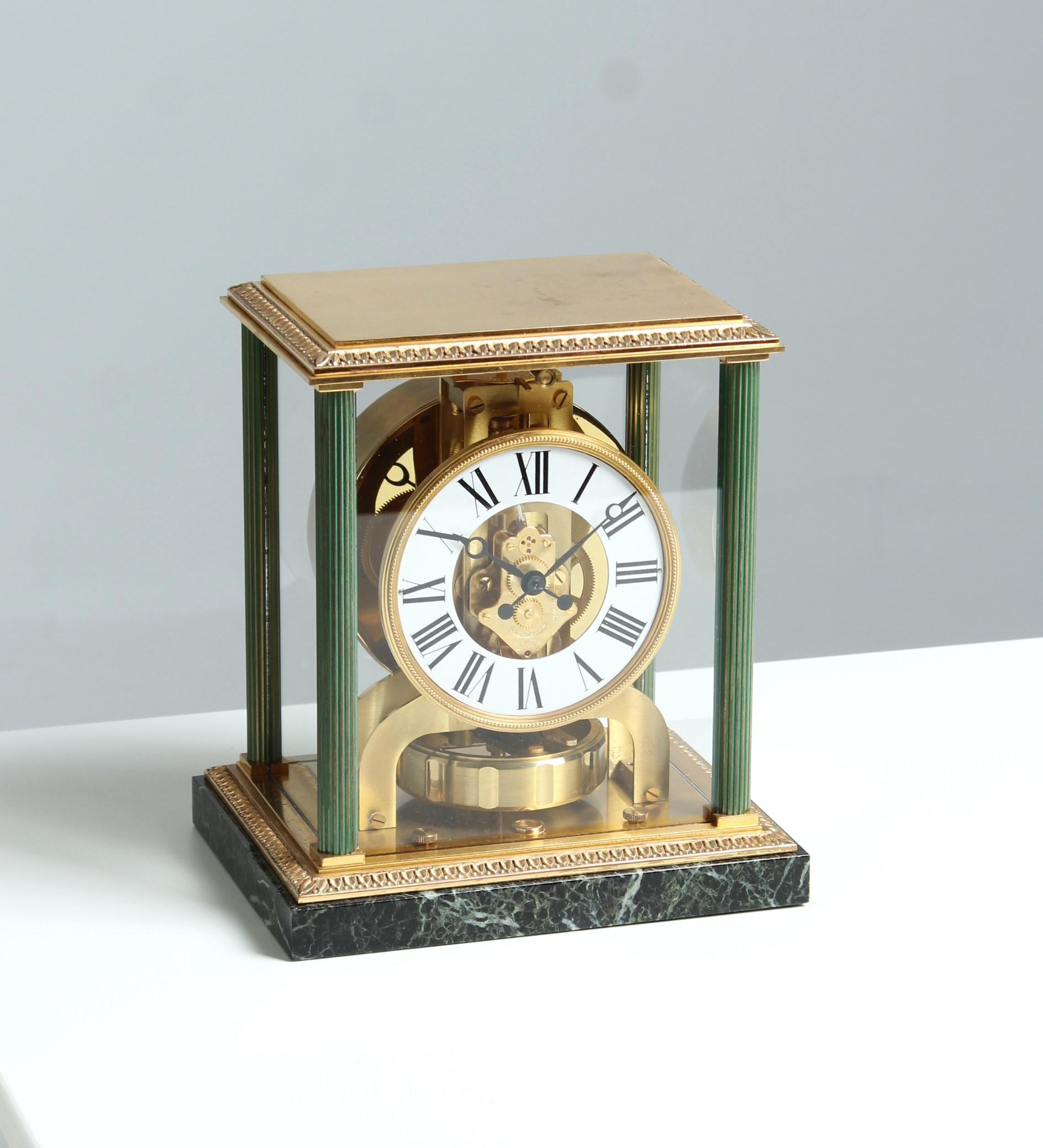 Jaeger LeCoultre - Atmos Vendome

Switzerland
Brass, marble
Year of manufacture 1962

Dimensions: H x W x D: 24 x 21 x 16 cm

Description:
Atmos Vendome calibre 526. model number 5857 with marble base and fluted columns.
White dial with Roman
