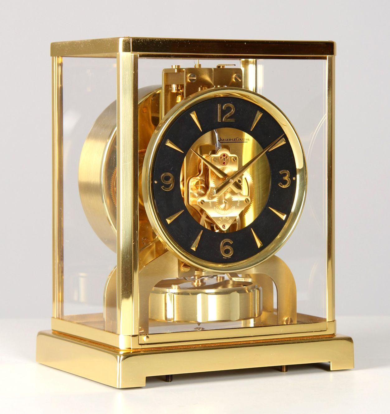 Horloge Atmos de Jaeger-LeCoultre avec cadran noir

Suisse
Laiton
Année de fabrication 1965

Dimensions : H x L x P : 22 x 18 x 13 cm : H x L x P : 22 x 18 x 13,5 cm

Description :
Calibre V.I.I.I. 526 dans un boîtier en laiton plaqué or. Modèle