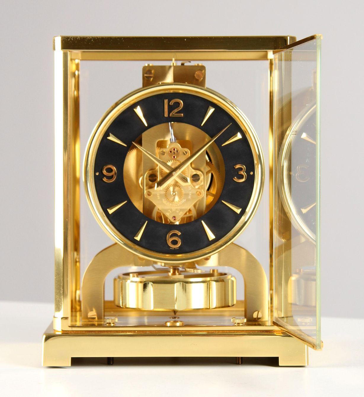 Milieu du XXe siècle Horloge Jaeger-LeCoultre Atmos avec cadran noir, fabriquée en Suisse en 1965 en vente