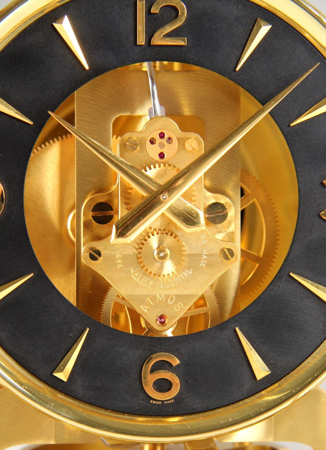 Laiton Horloge Jaeger-LeCoultre Atmos avec cadran noir, fabriquée en Suisse en 1965 en vente