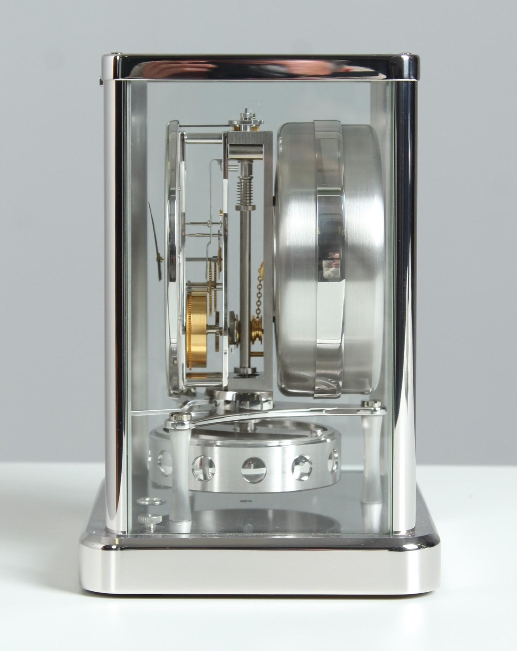 Jaeger LeCoultre, horloge Atmos avec phase de lune, rhodié avec console murale en vente 3