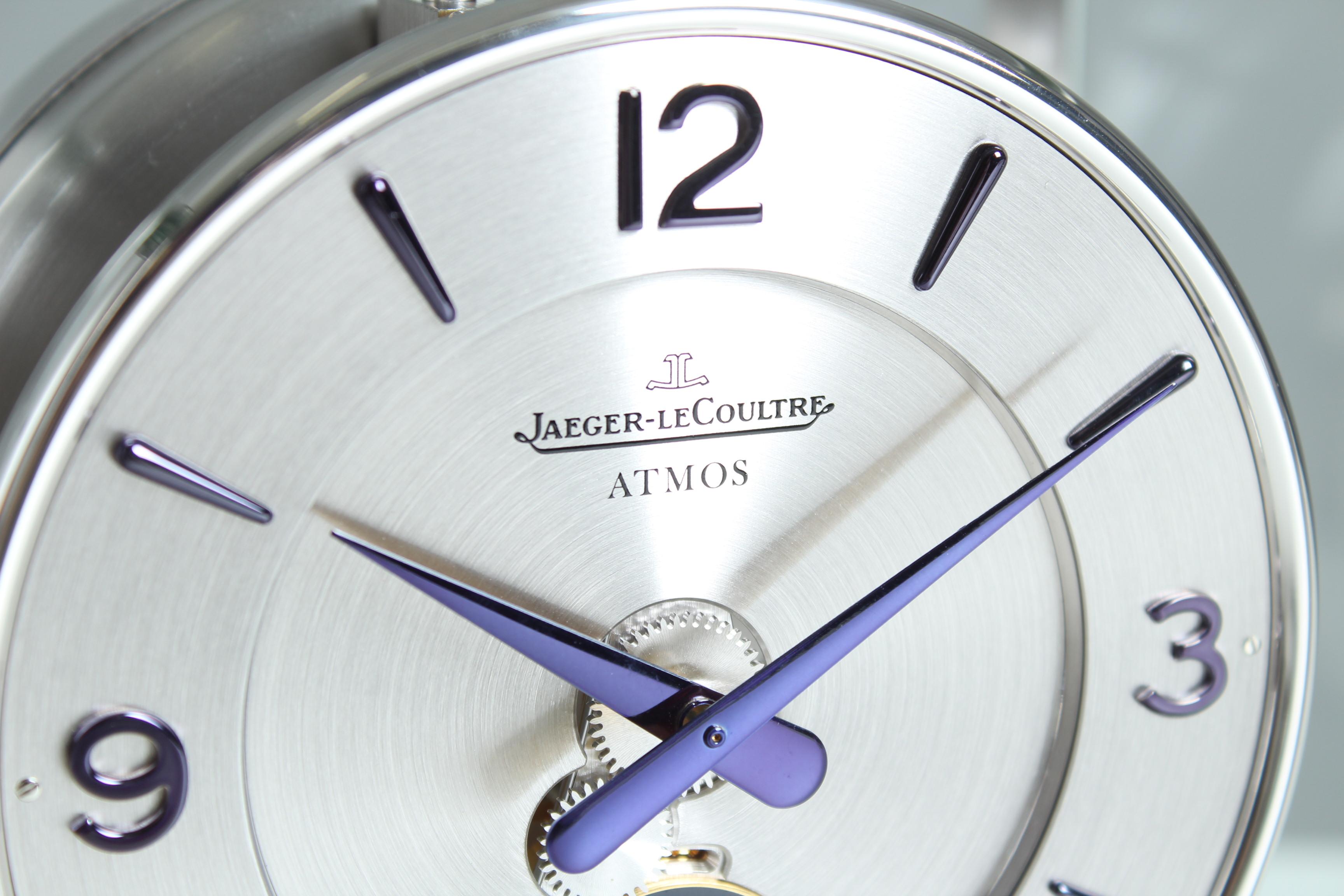 Suisse Jaeger LeCoultre, horloge Atmos avec phase de lune, rhodié avec console murale en vente