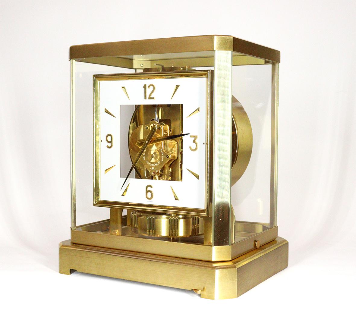 Brossé Horloge Atmos Jaeger LeCoultre avec support d'origine en vente