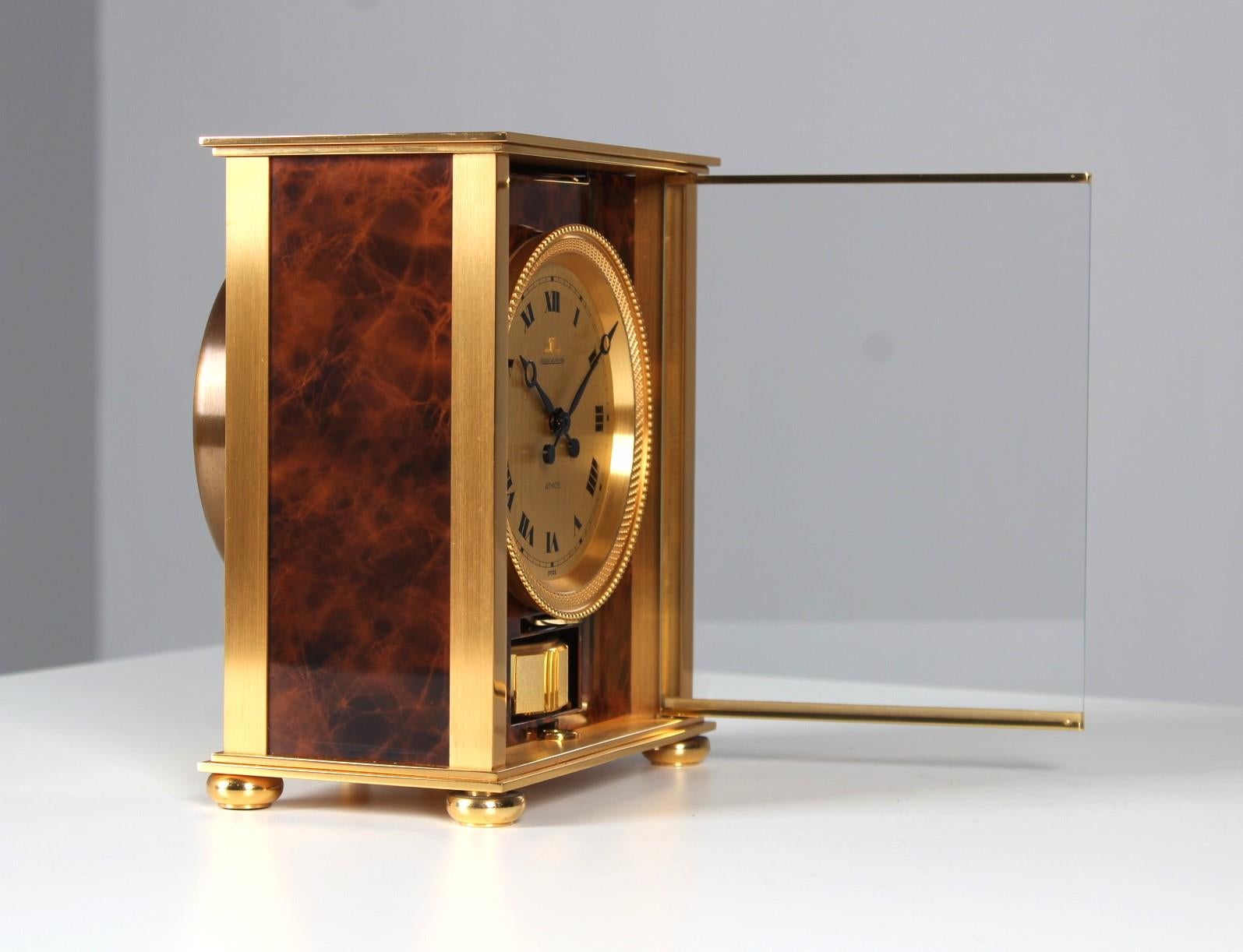 Jaeger LeCoultre - Atmos Elysee 1970s

Switzerland
Brass gold plated
Year of manufacture 1971

Dimensions: H x W x D: 21 x 18 x 11 cm

Description:
Atmos Elysee by Jaeger LeCoultre in gold plated brass case with lacquered sides.
Gold