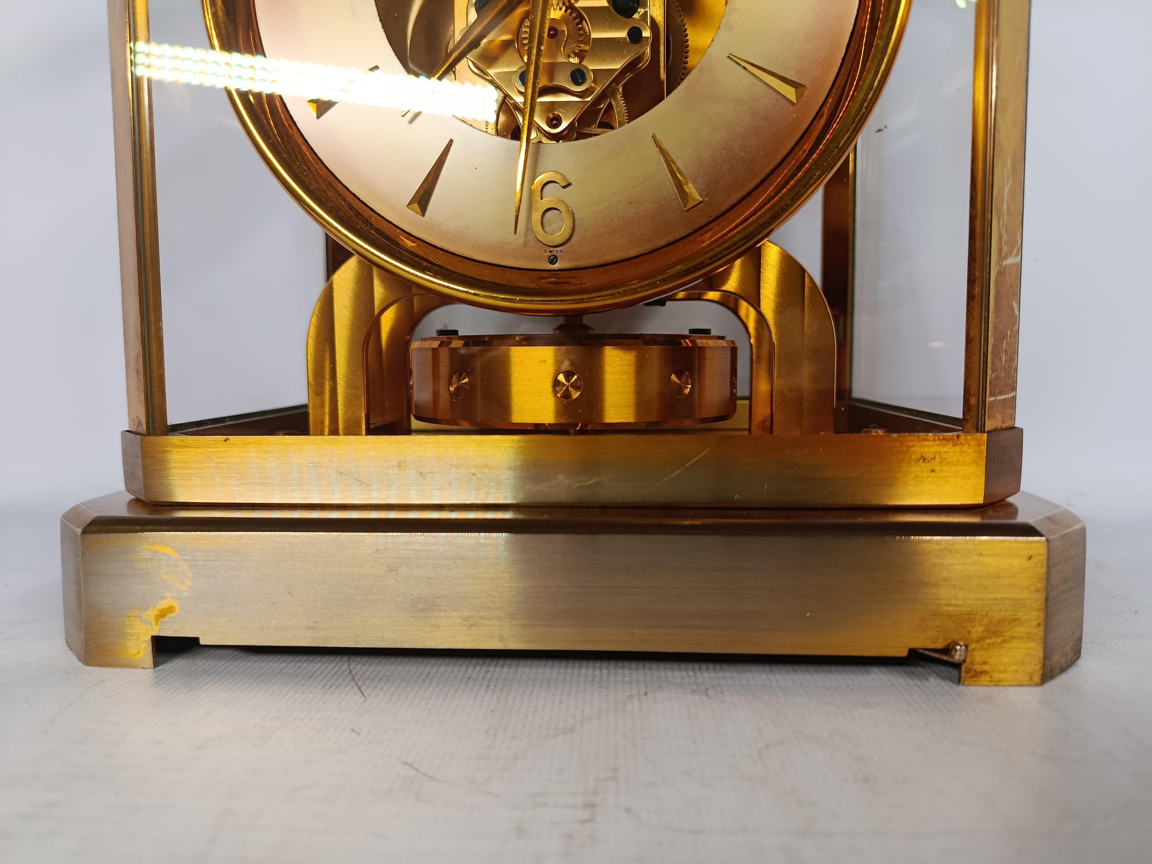 This is a remarkable Jaeger-LeCoultre Atmos III clock from the 1960s, a true icon of Swiss horology. Powered by the famous caliber 526, this mid-century piece carries an approximate serial number around 70,000, attesting to its originality and