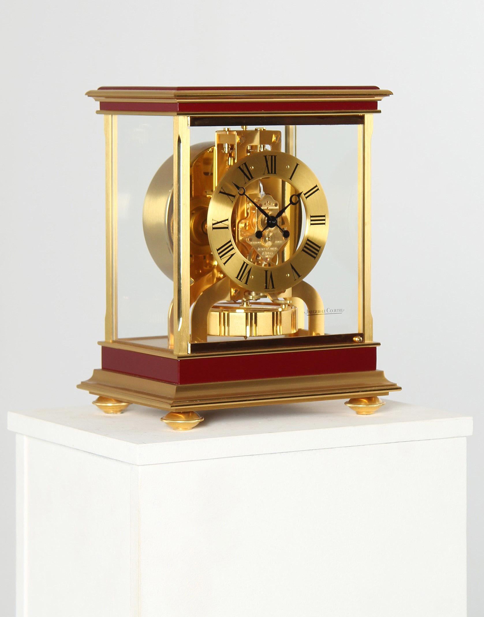 Jaeger LeCoultre - Atmos Royale Ref. 5855

Switzerland
Gold-plated and lacquered brass
Year of manufacture 1980

Dimensions: H x W x D: 28 x 22 x 16 cm

Description:
Atmos Royale Ref. 5855 in a glazed case with burgundy lacquered head and base.