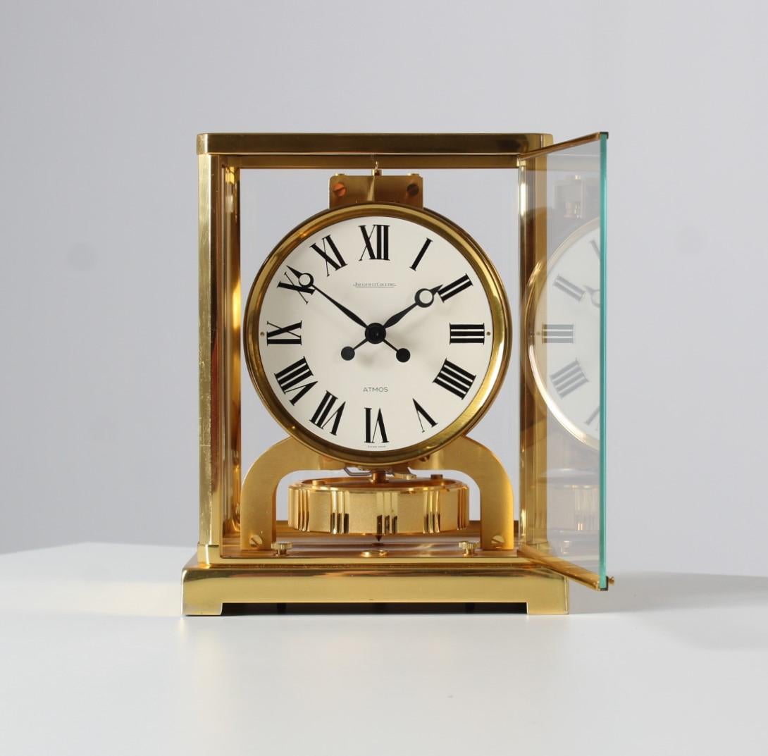 Jaeger LeCoultre, Atmos table clock in full set with box and papers

Switzerland
Brass gold plated
Year of manufacture 1974

Dimensions: H x W x D: 22 x 18 x 13.5 cm

Description:
Atmos V calibre 526 in gilt brass case.
White full dial