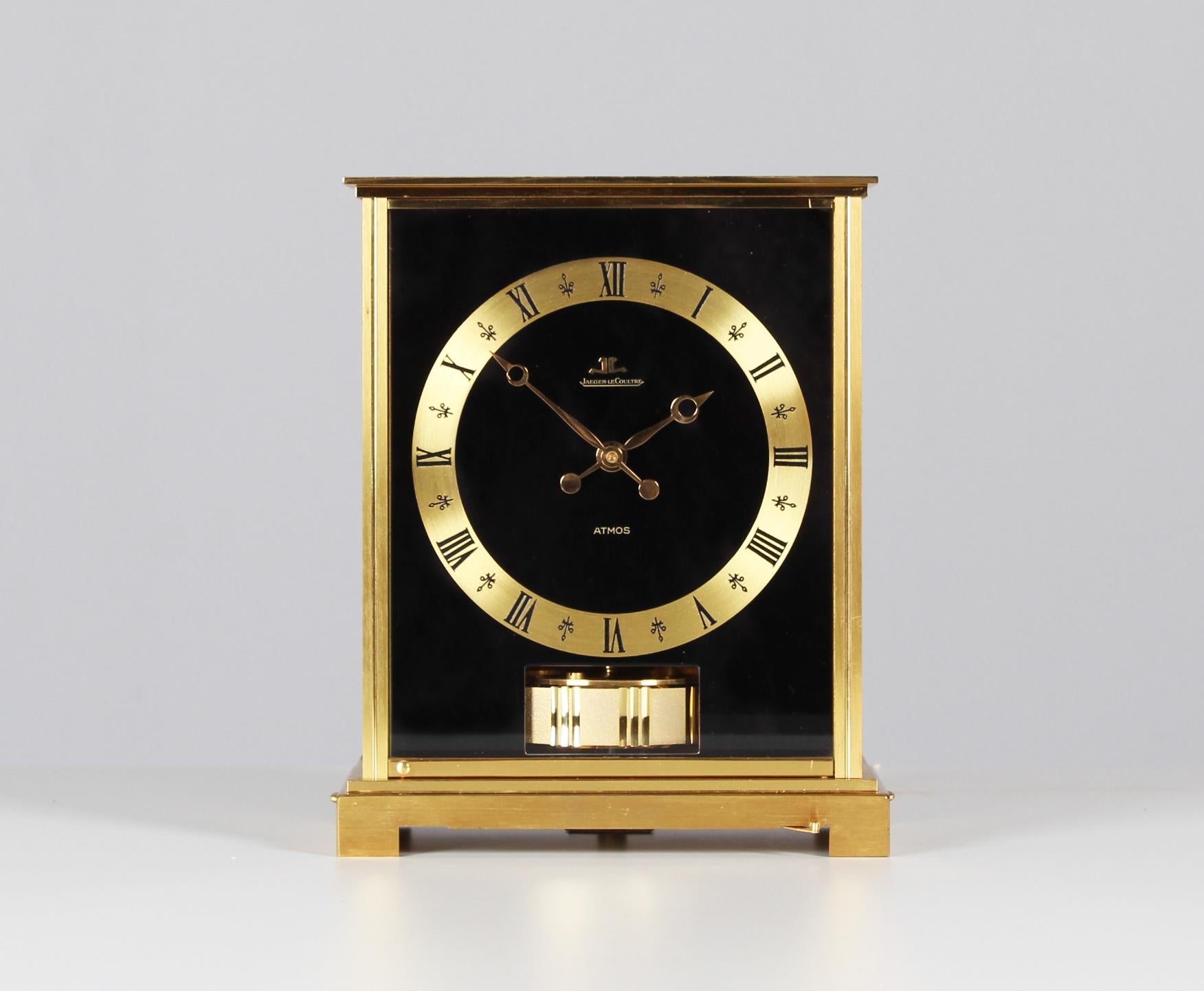 Jaeger LeCoultre - ATMOS VII black lacquered

Switzerland
brass gold plated
Year of manufacture 1970

Dimensions: H x W x D: 22 x 17 x 11 cm

Description:
Rare Atmos VII Embassy in gold plated brass case with black painted front and