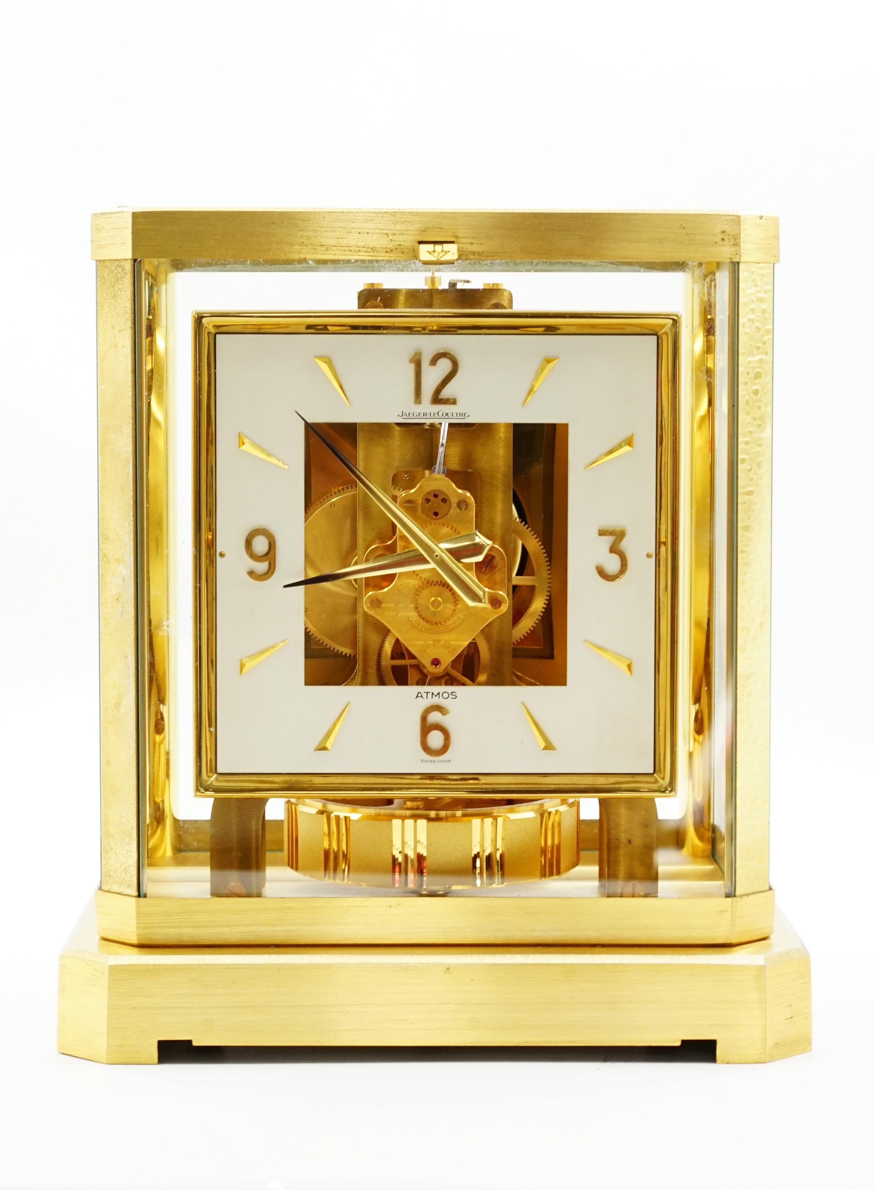 Montre Jaeger-LeCoultre Atmos
Atmos VI
Horloge de table Elle fonctionne correctement. mouvement perpétuel
Il s'agit du calibre 528 (1958-1968).
Le cadran est carré
MATERIAL Bronze et verre
La patine est dorée et présente une légère usure