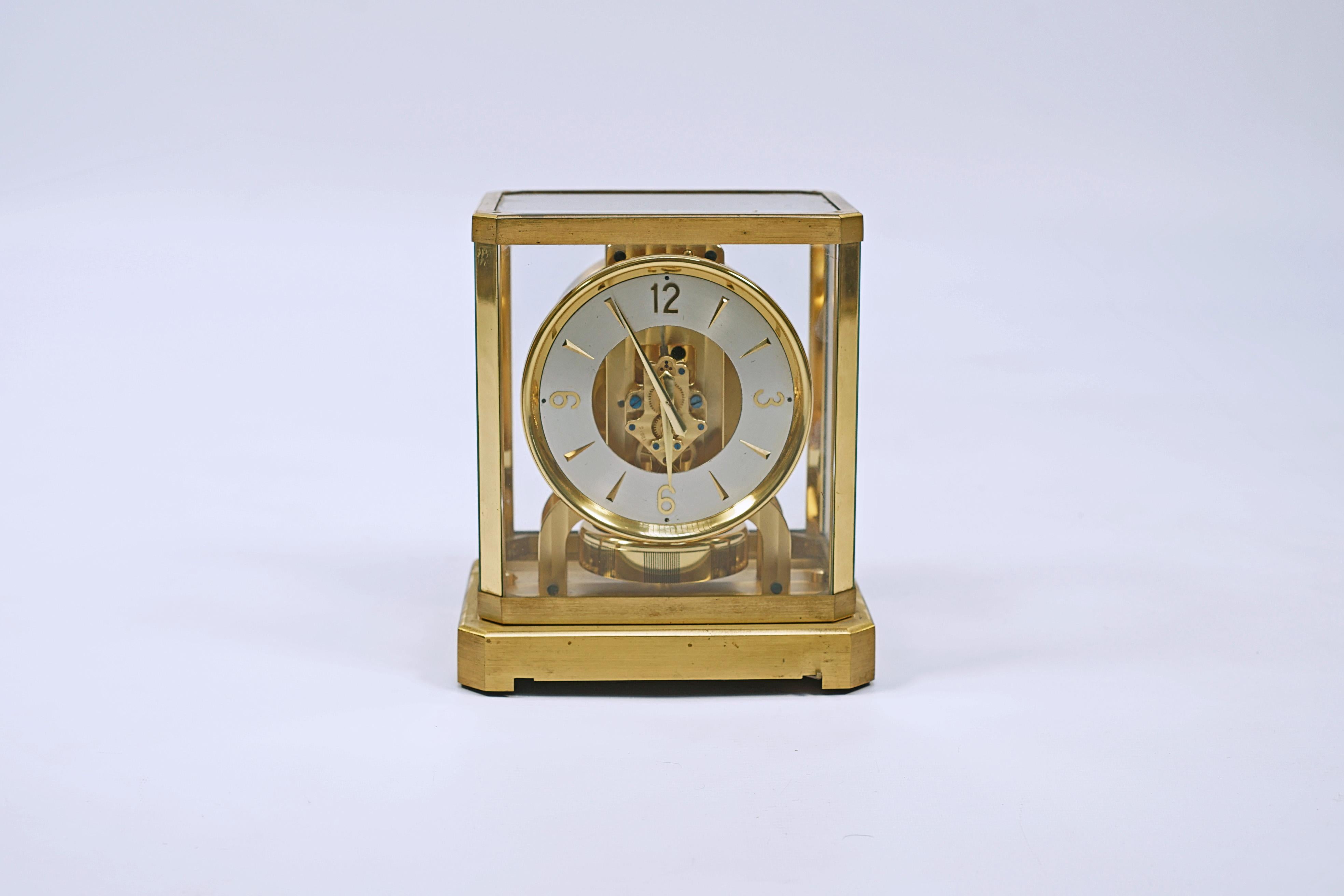 Reloj Atmos modelo 526-5 de latón y cristal. Una vez ajustado, este reloj puede funcionar durante años y años sin darle cuerda.

Suiza, CIRCA 1950.