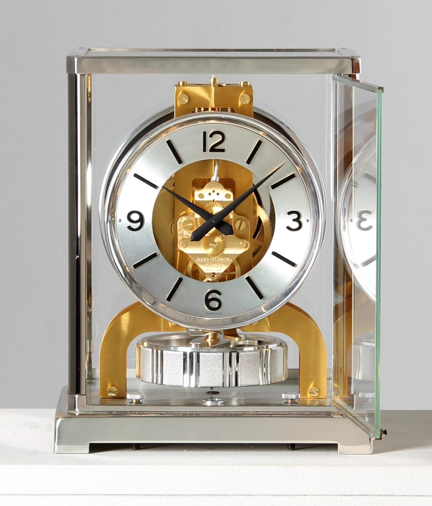 Jaeger-LeCoultre - Atmos Uhr in silber-goldener Zweifarbenausführung

Schweiz
Vernickeltes und vergoldetes Messing
Jahr der Herstellung 1978

Abmessungen: H x B x T: 22 x 18 x 13,5 cm

Beschreibung:
Das Kaliber 526 der Atmos V wurde in zahlreichen