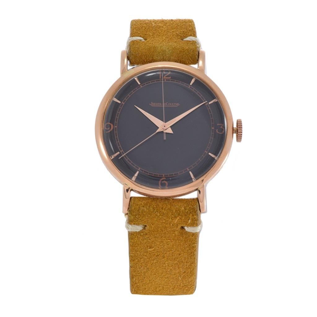 Entrez dans le monde de l'élégance intemporelle avec la montre-bracelet vintage des années 1950 de Jager-LeCoultre. Ce garde-temps exquis est doté d'un boîtier rond de 35 mm en or rose 18kt, qui respire le luxe et le raffinement.

Animée par un