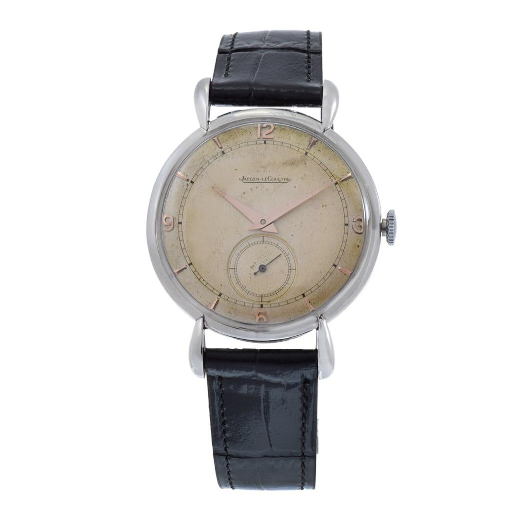 Voici la montre-bracelet vintage des années 1950 de Jaeger-LeCoultre, une incarnation intemporelle de l'élégance. Cette exquise pièce d'horlogerie surdimensionnée présente un boîtier rond de 35 mm en acier inoxydable avec des cornes en forme de