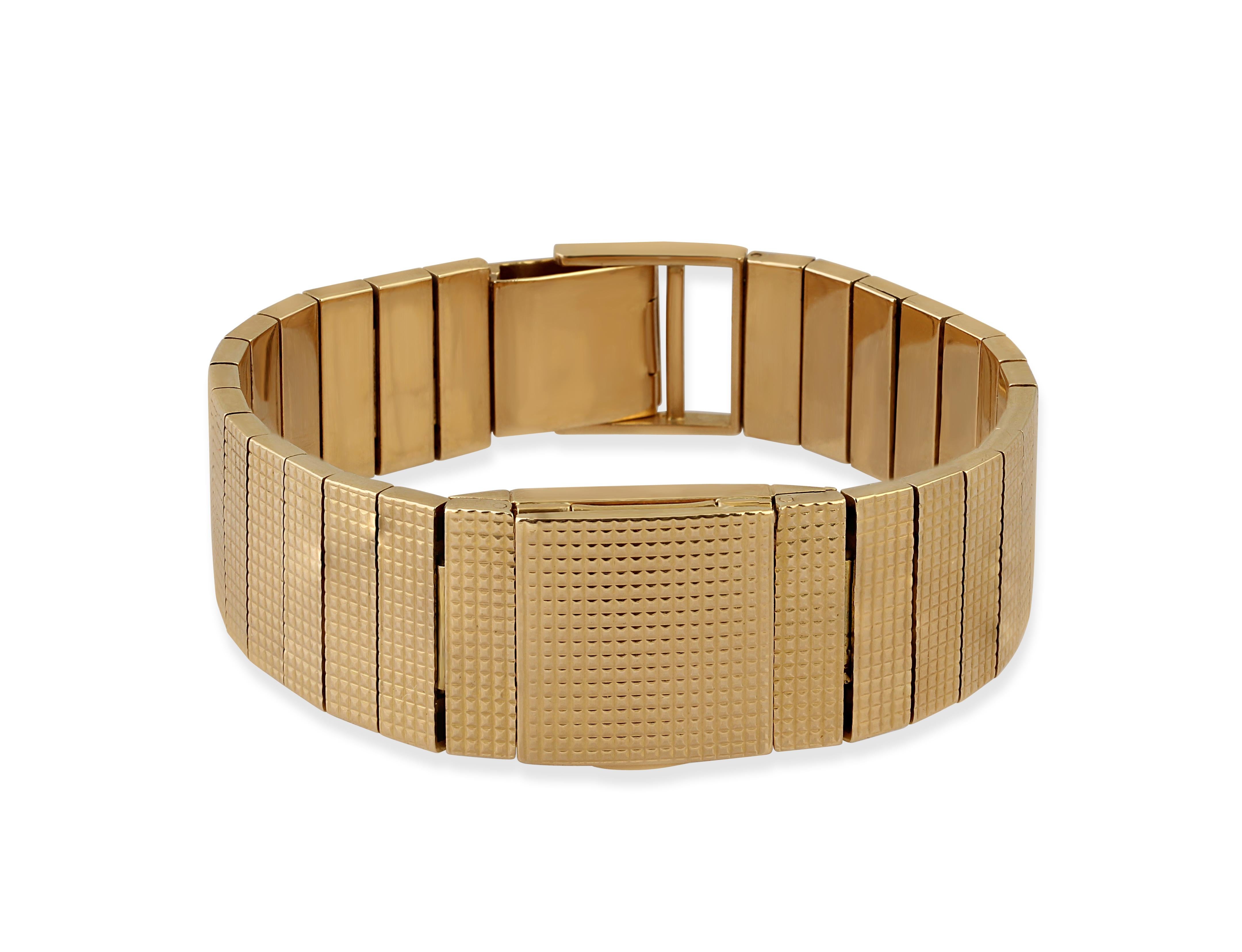 An 18k yellow gold articulated panel concealed watch bracelet by Jaeger LeCoultre

Length: 18.5cm
Weight: 67gr

