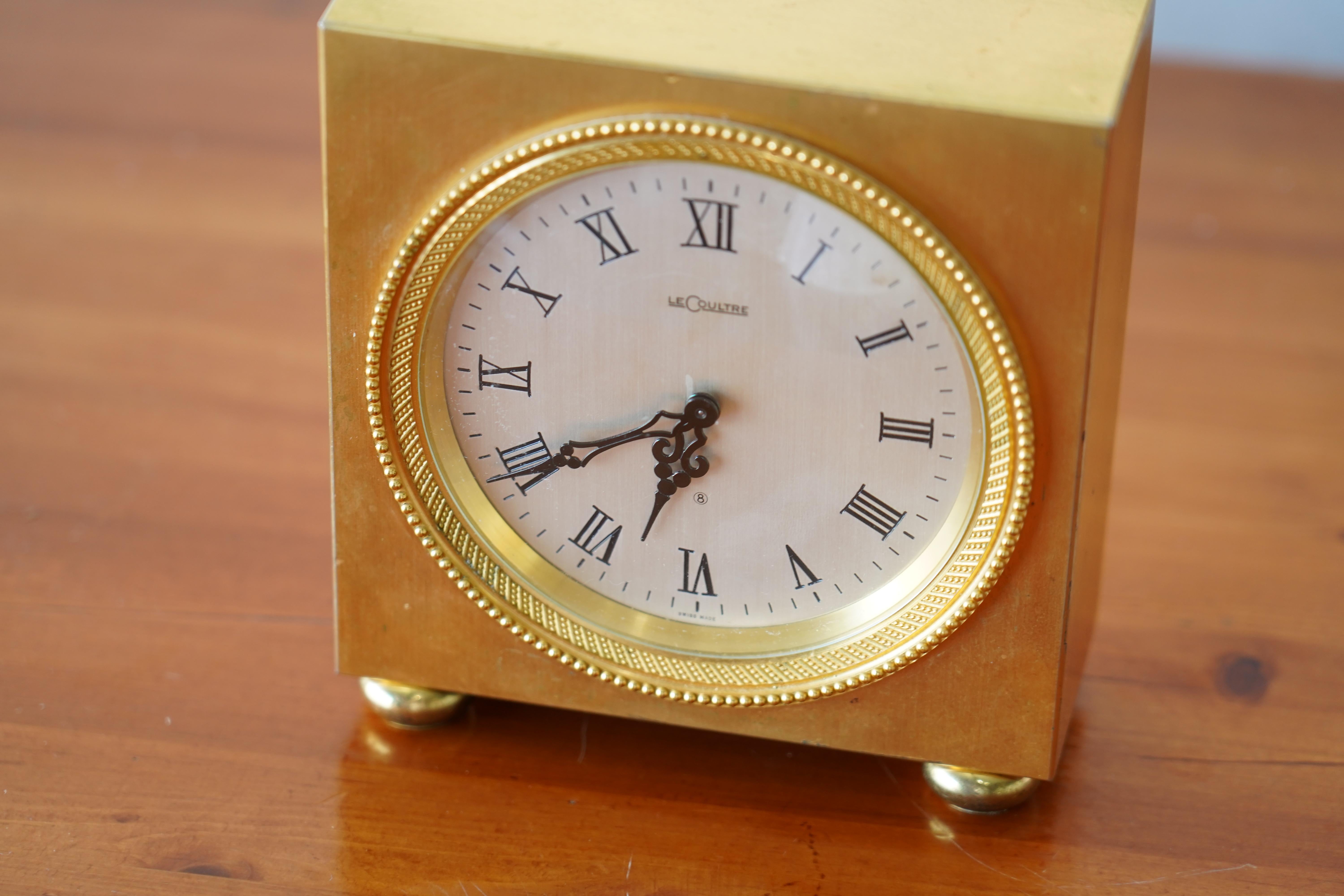 Neoclassico Jaeger-LeCoultre Orologio da scrivania a 8 giorni in ottone dorato, metà del secolo 1950-60 in vendita