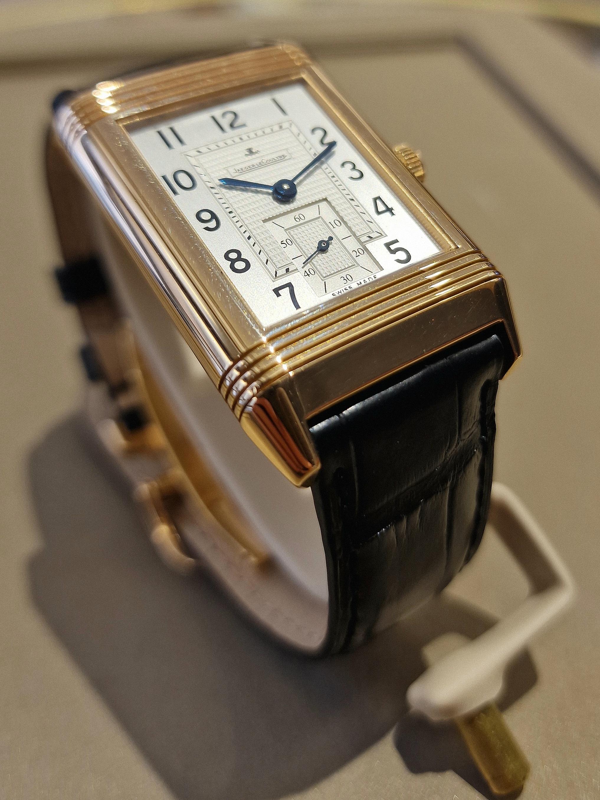 This Jaeger lecoultre Grande Reverso 976 is made with 18K rose gold case and manual winding movement. Rectangular case, dimensions 30x48 mm, with sapphire crystal and scratch-resistant treatment. The case turns upside down to reveal a transparent